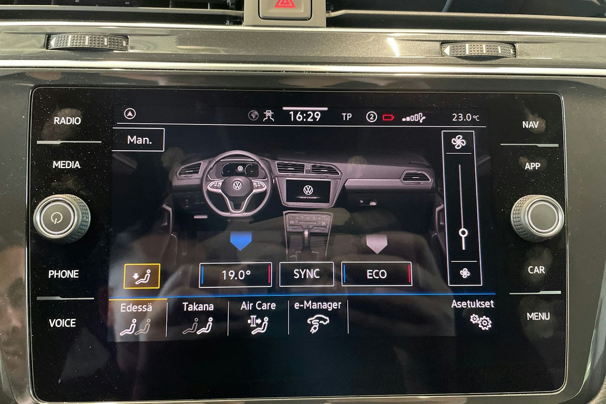sininen Volkswagen Tiguan 2021 kuva 29.