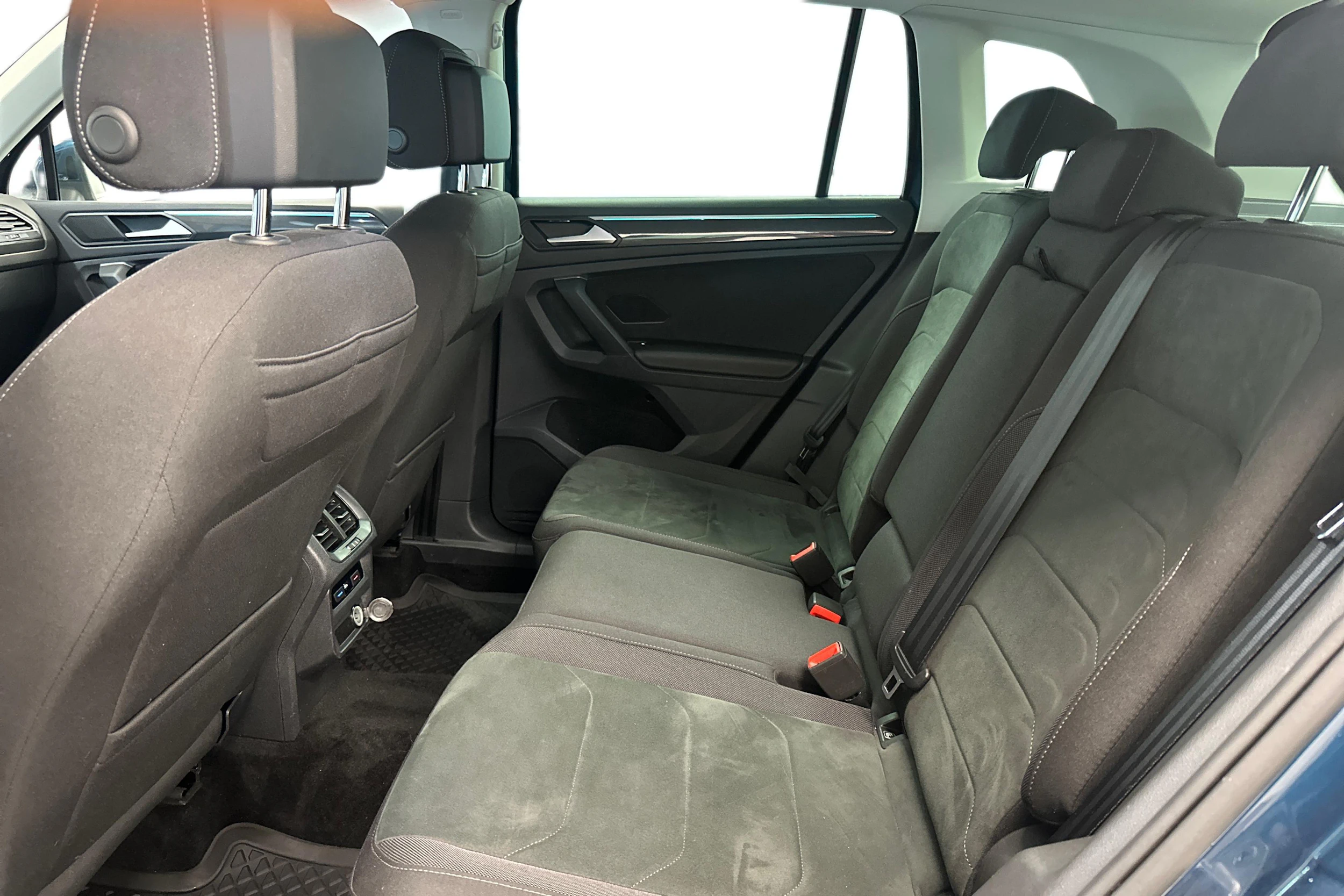 sininen Volkswagen Tiguan 2021 kuva 8.