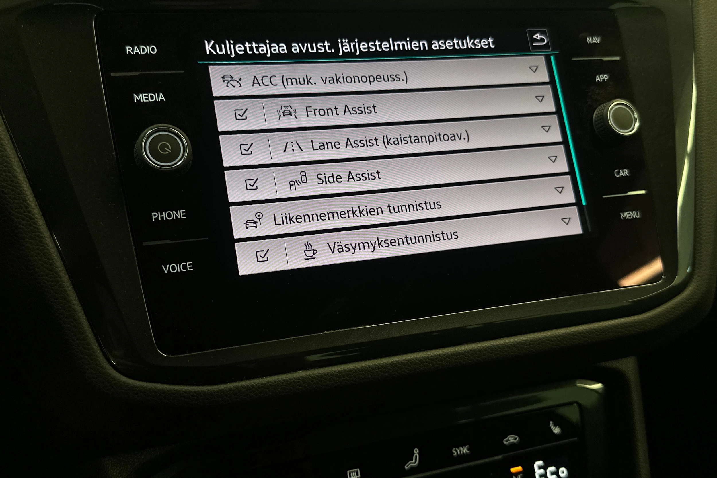 sininen Volkswagen Tiguan 2021 kuva 16.