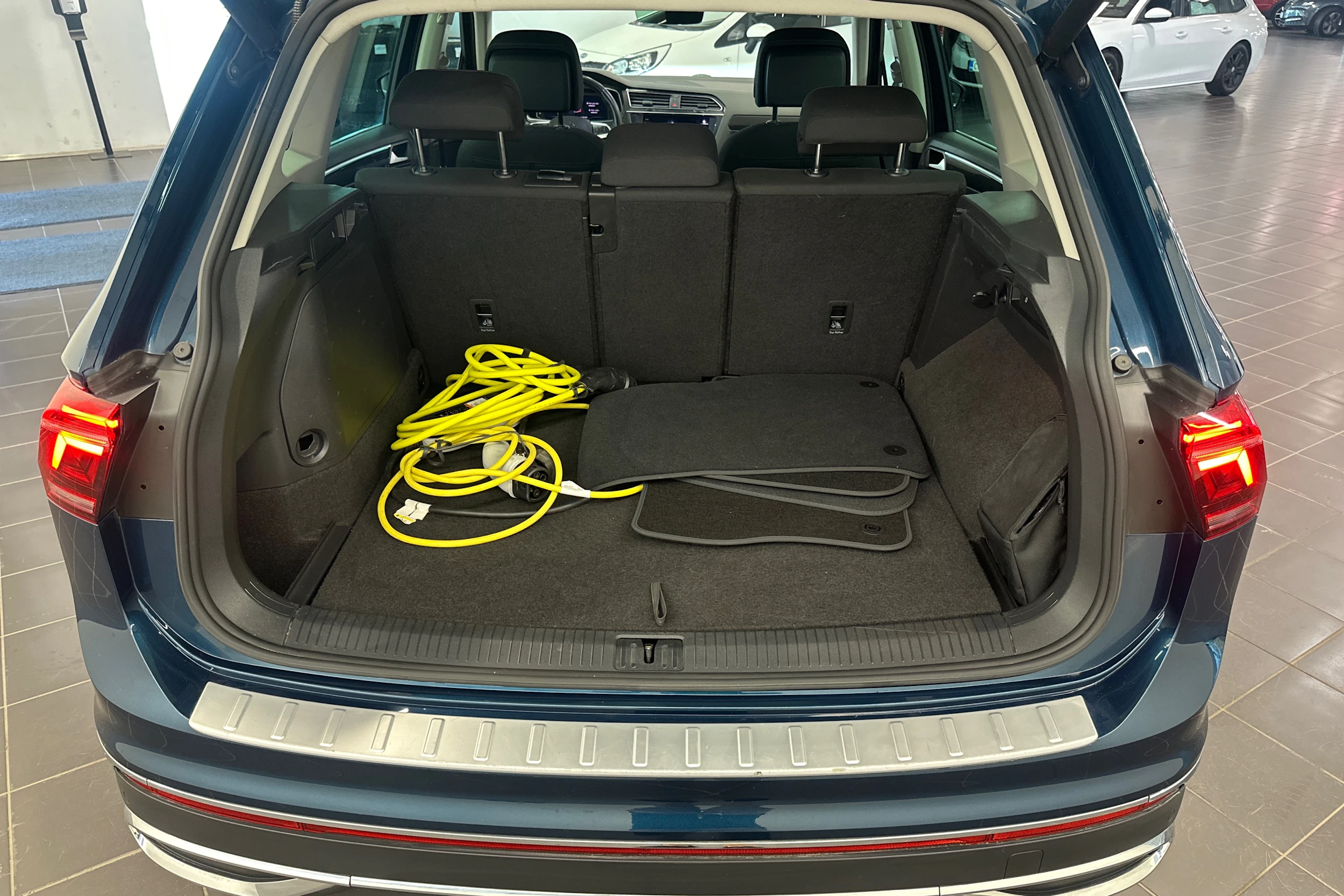 sininen Volkswagen Tiguan 2021 kuva 19.