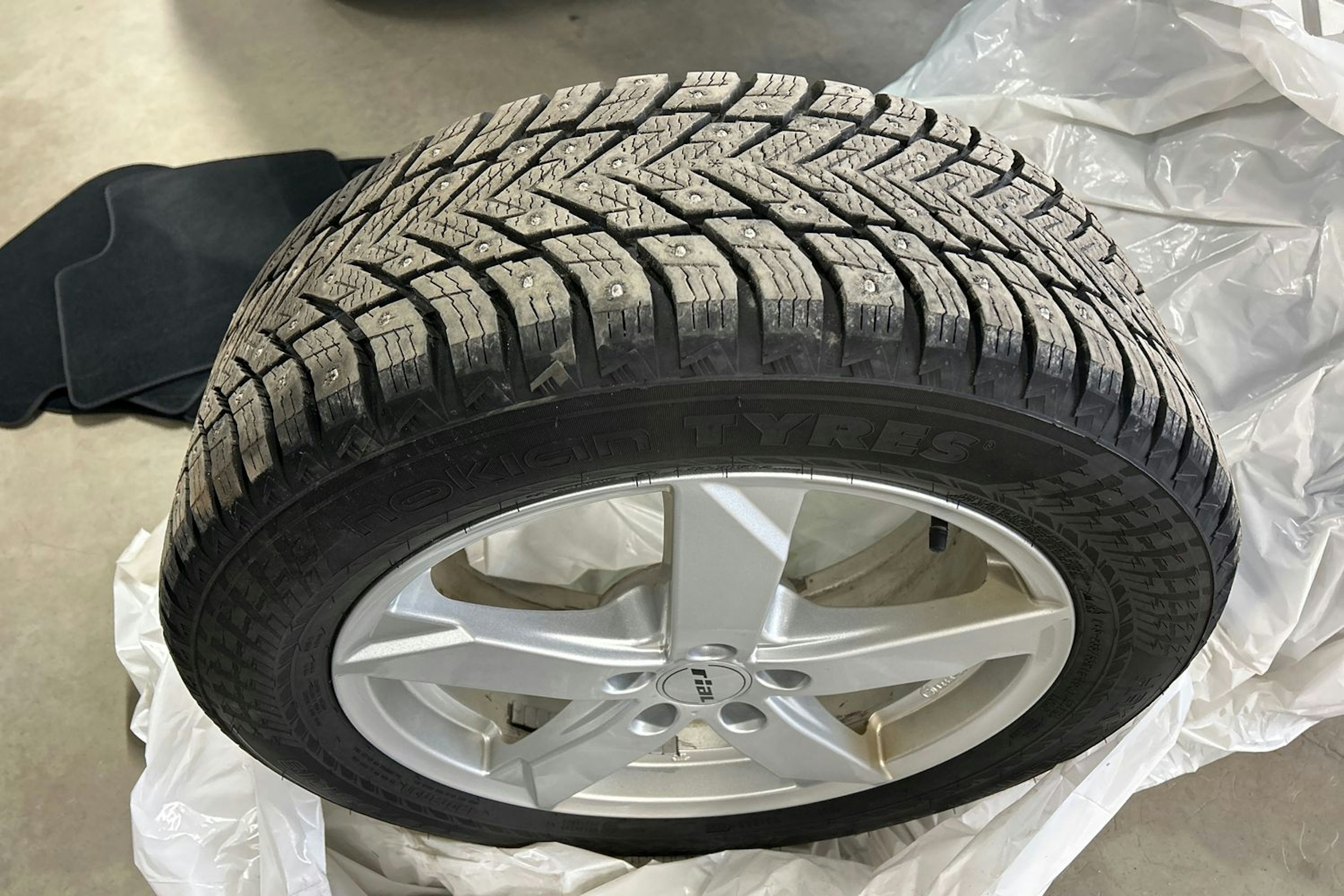 Sininen Volkswagen Tiguan 2021 kuva 13.