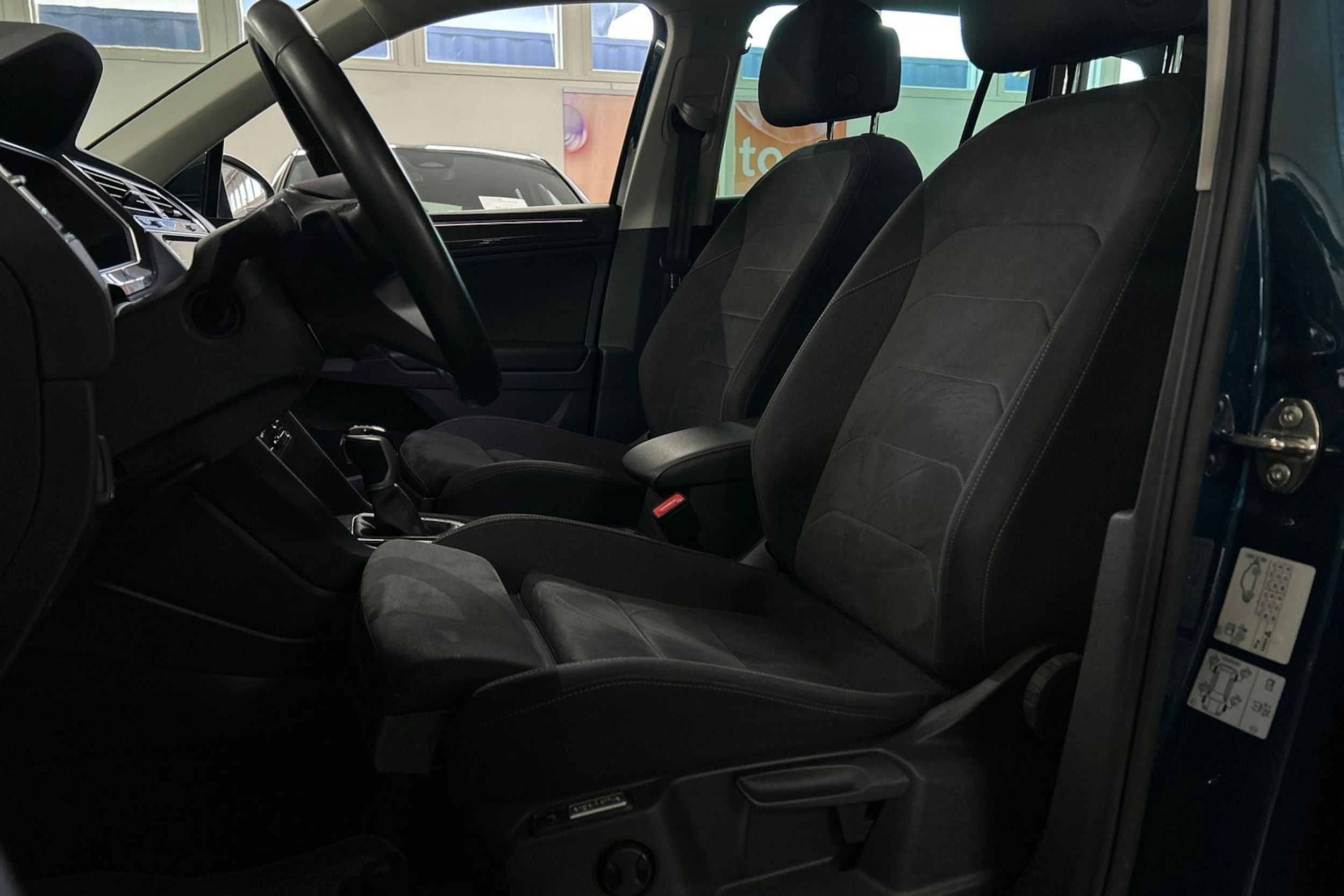 Sininen Volkswagen Tiguan 2021 kuva 15.