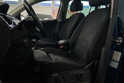 Sininen Volkswagen Tiguan 2021 kuva 15.