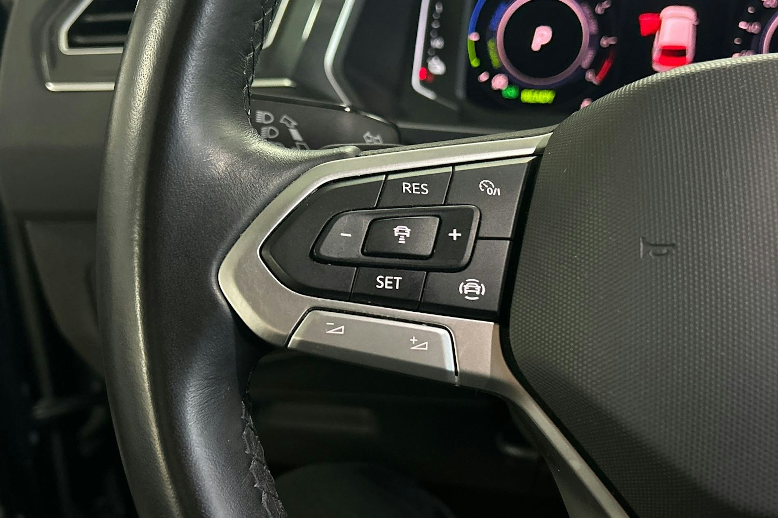 Sininen Volkswagen Tiguan 2021 kuva 18.