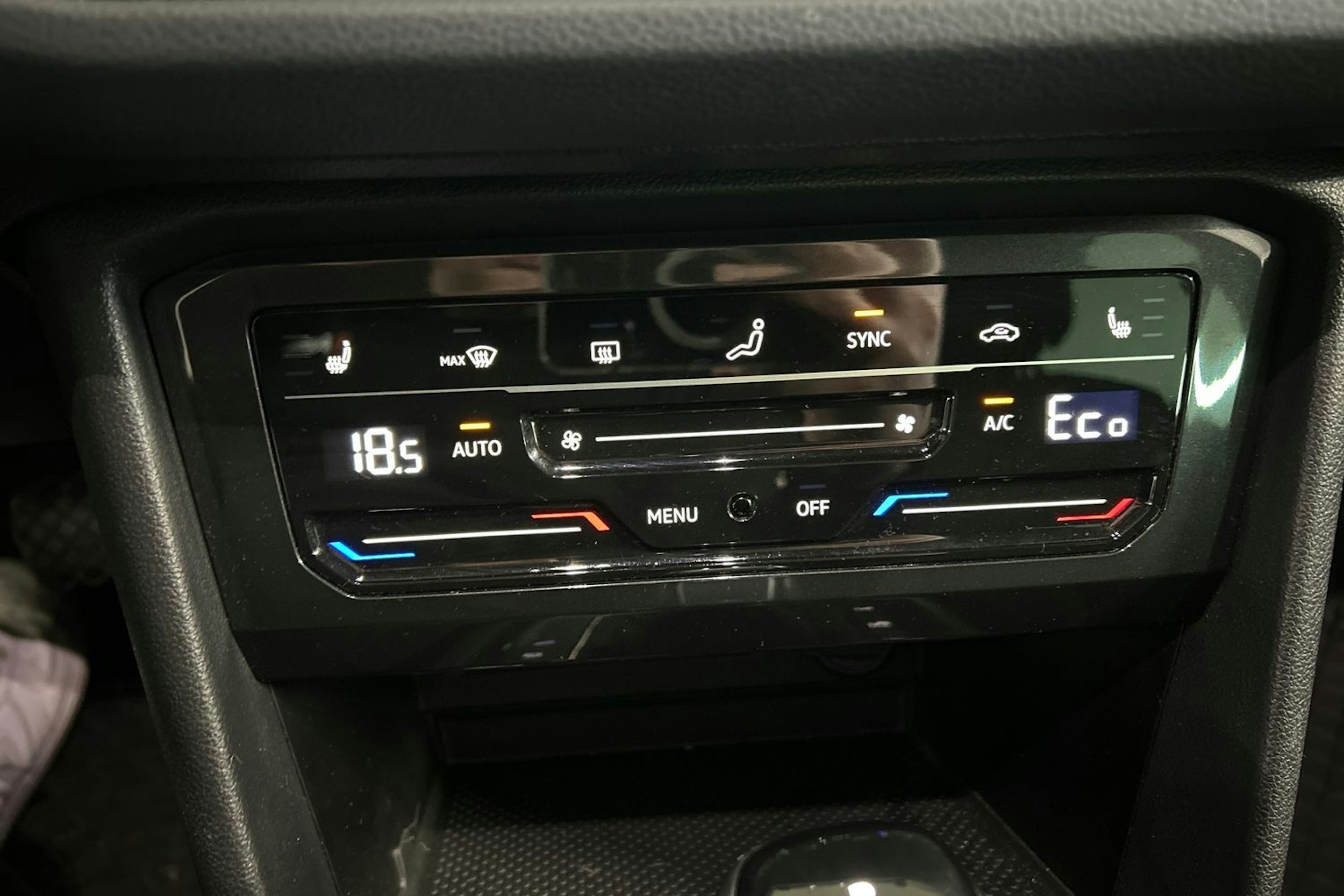 Sininen Volkswagen Tiguan 2021 kuva 21.
