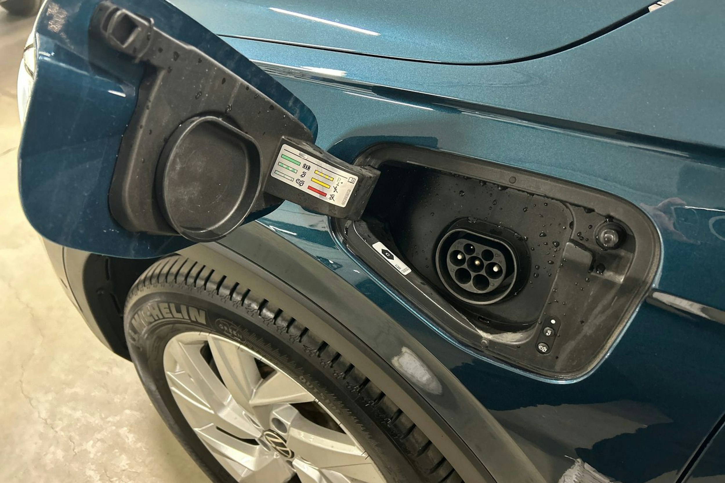 Sininen Volkswagen Tiguan 2021 kuva 23.