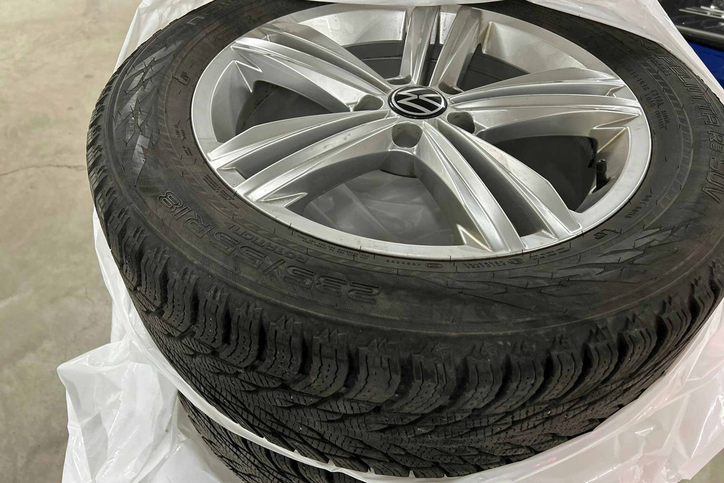 Sininen Volkswagen Tiguan 2021 kuva 13.
