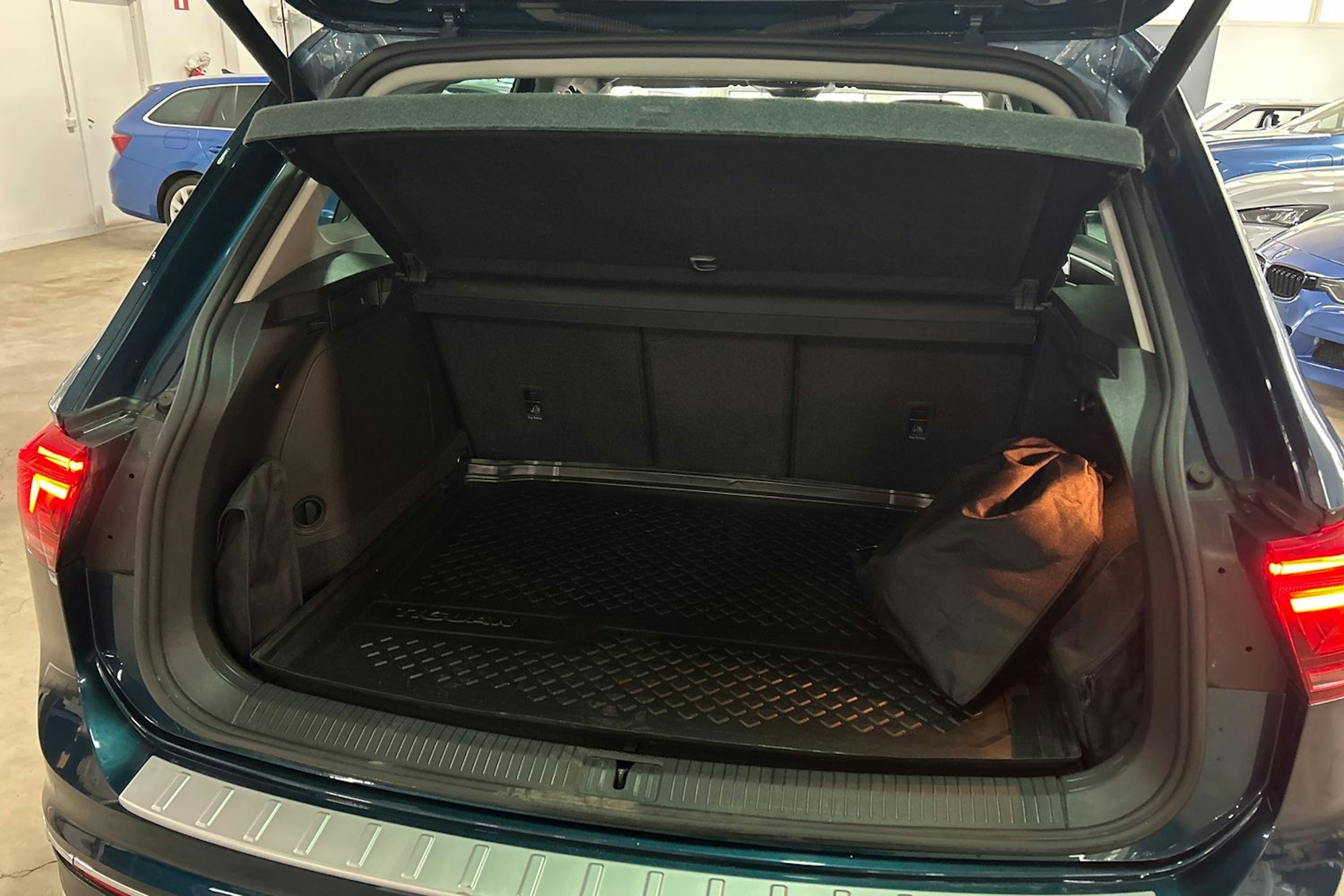 Sininen Volkswagen Tiguan 2021 kuva 14.