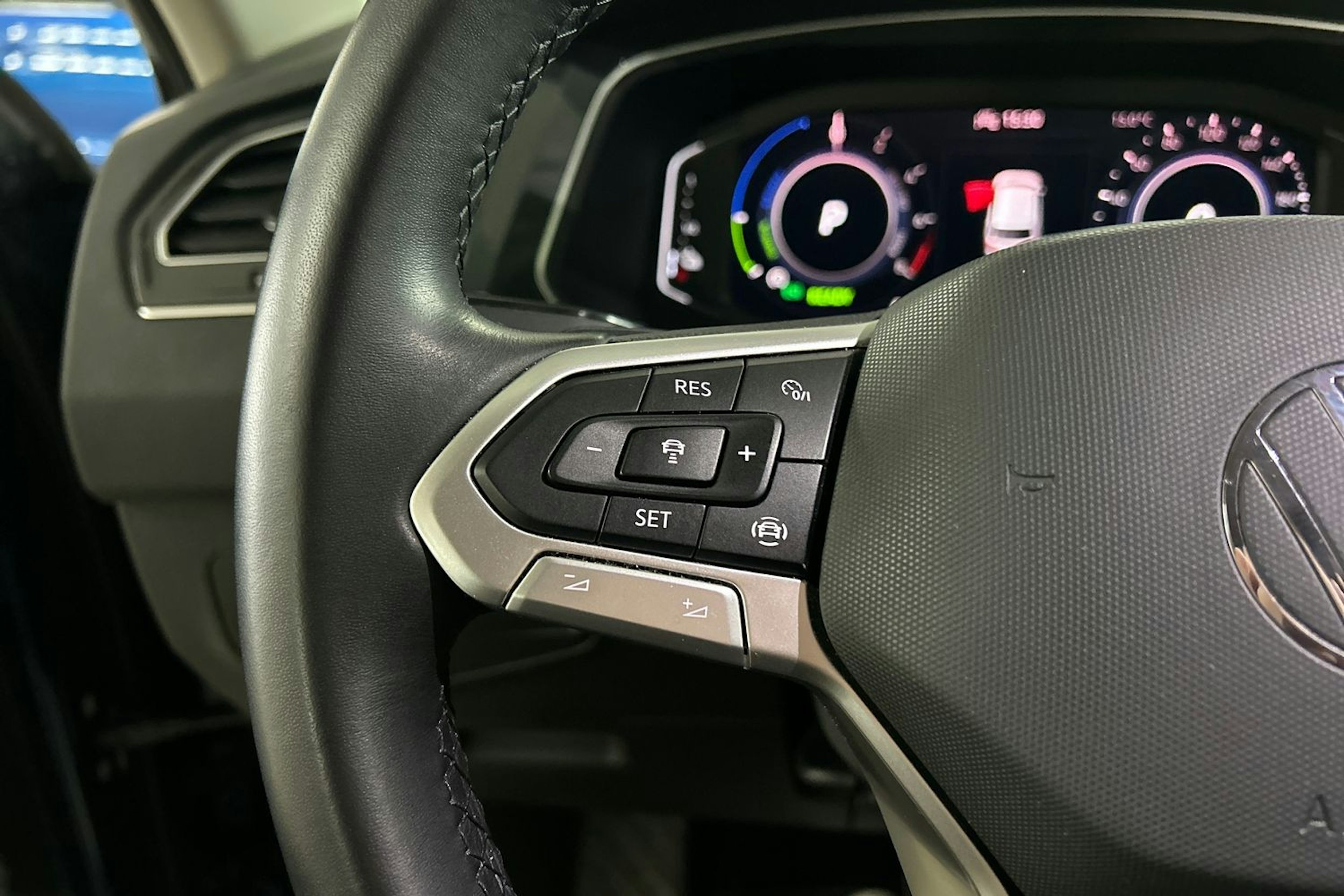 Sininen Volkswagen Tiguan 2021 kuva 18.