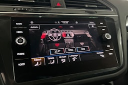 Sininen Volkswagen Tiguan 2021 kuva 25.