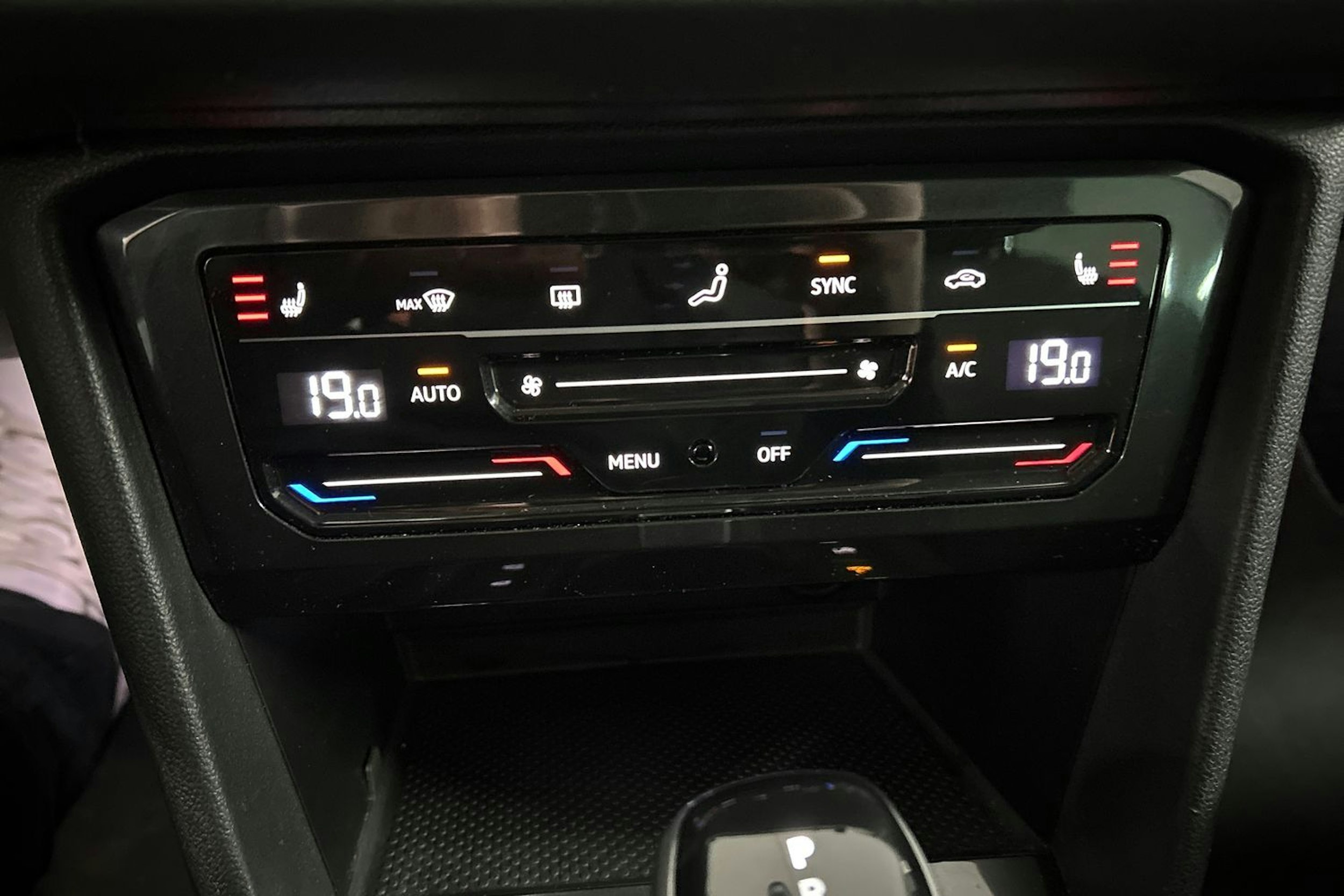 Sininen Volkswagen Tiguan 2021 kuva 27.