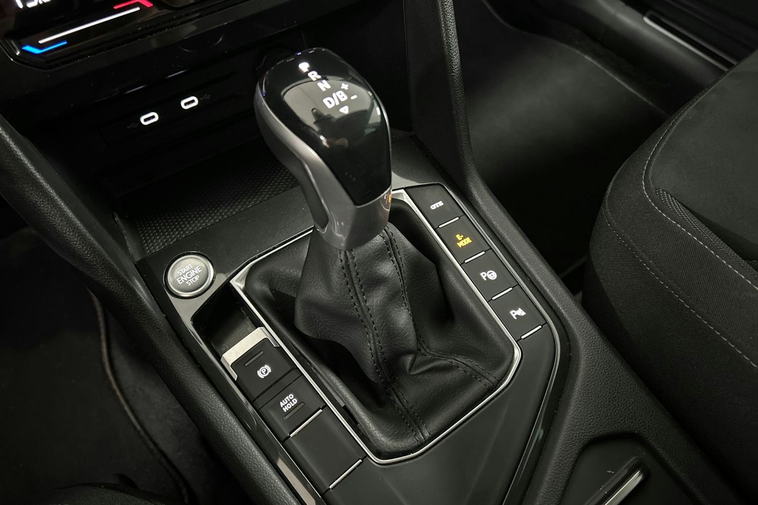 Sininen Volkswagen Tiguan 2021 kuva 28.