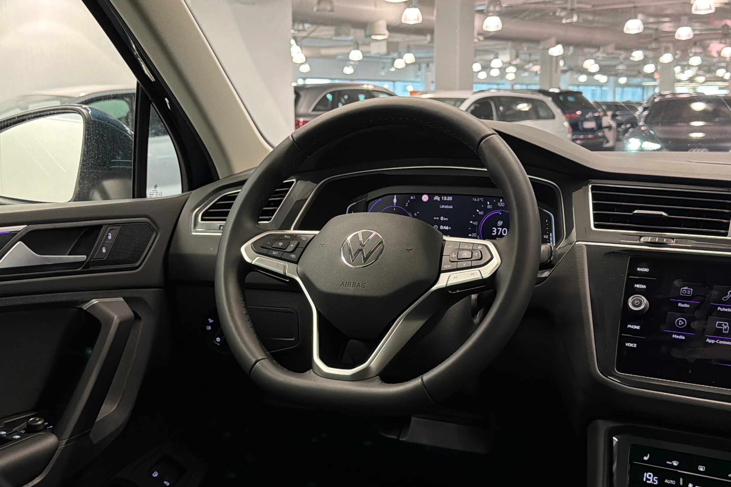 sininen Volkswagen Tiguan 2021 kuva 18.