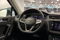 sininen Volkswagen Tiguan 2021 kuva 18.