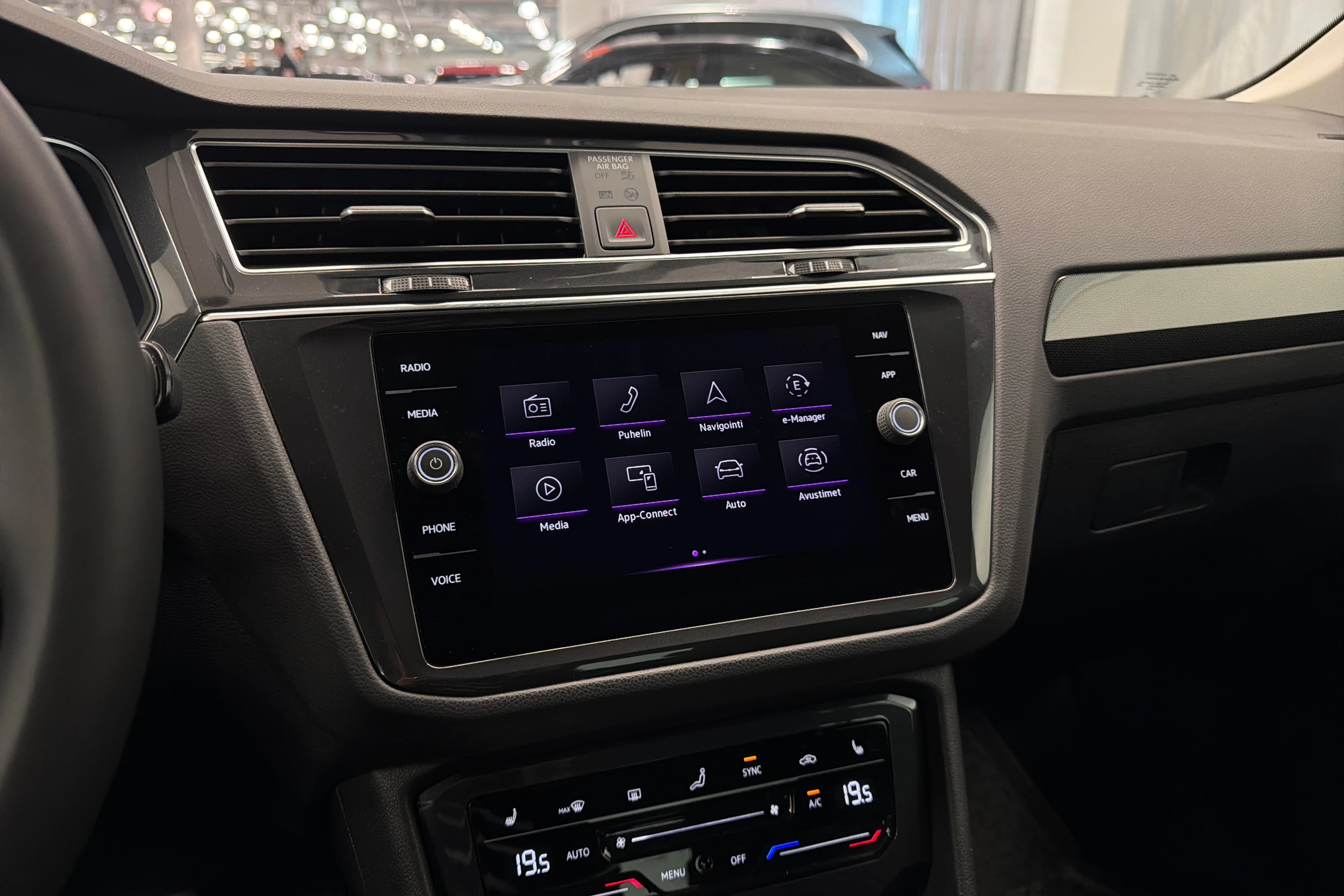 sininen Volkswagen Tiguan 2021 kuva 28.