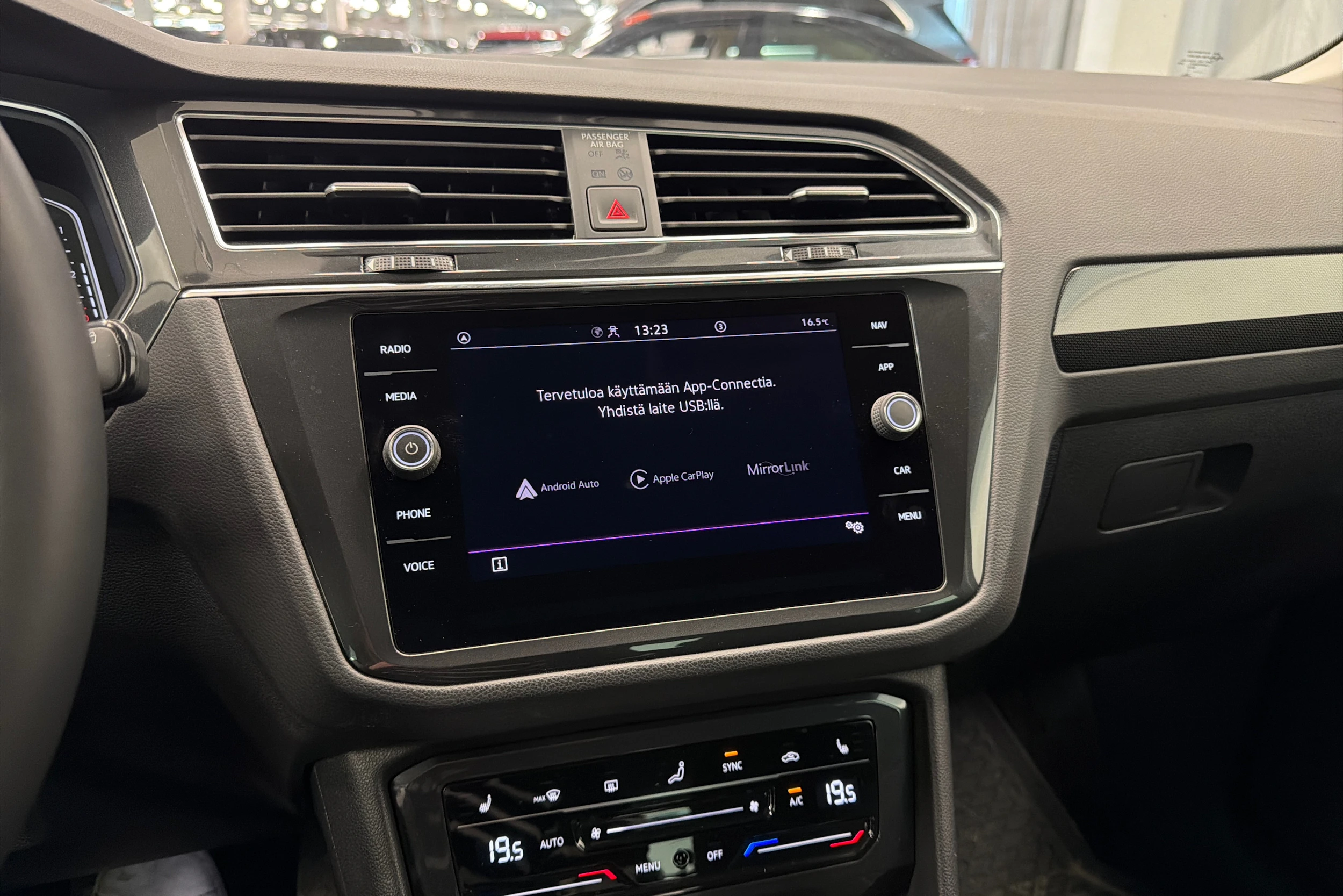 sininen Volkswagen Tiguan 2021 kuva 29.