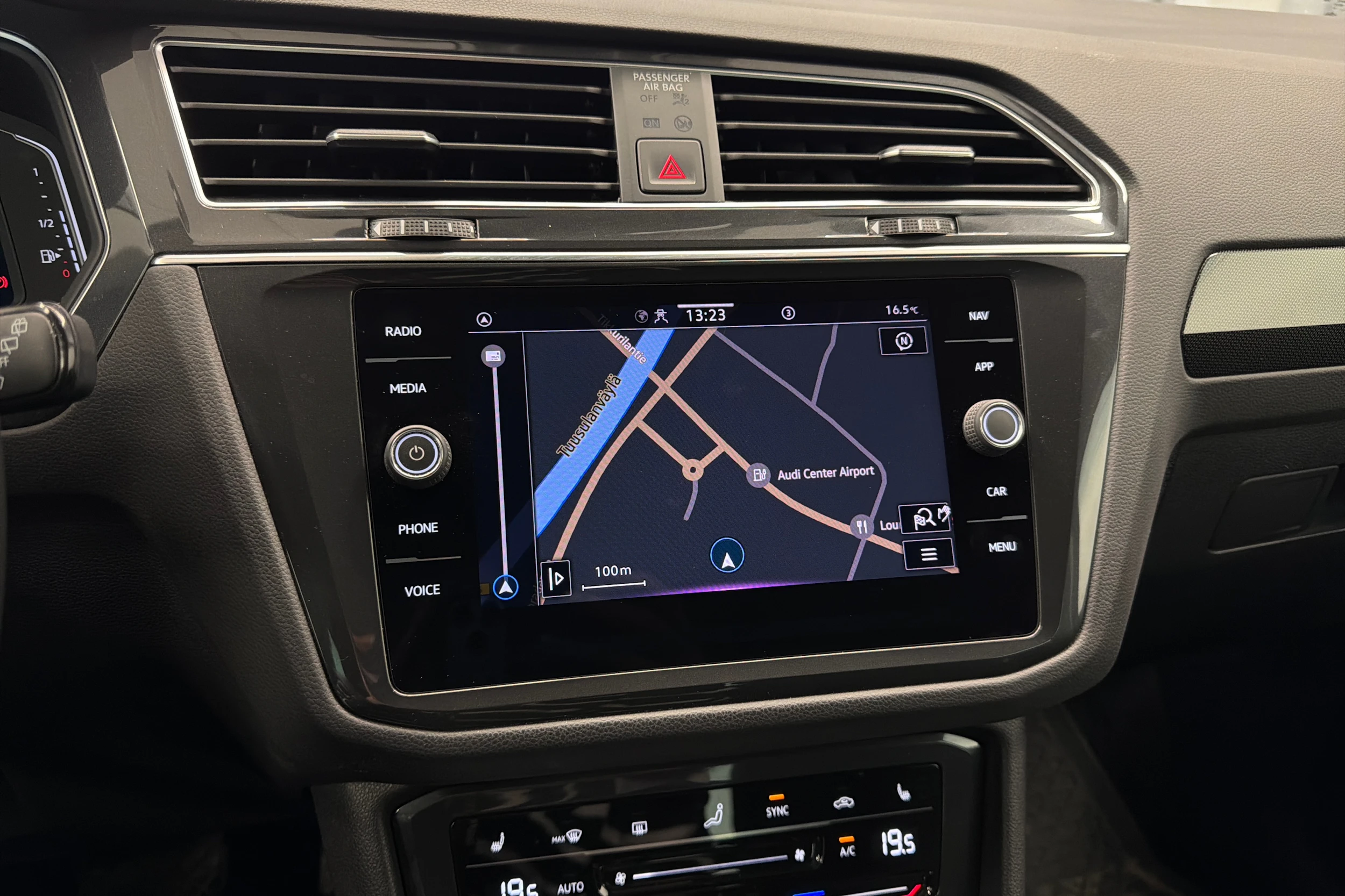 sininen Volkswagen Tiguan 2021 kuva 30.