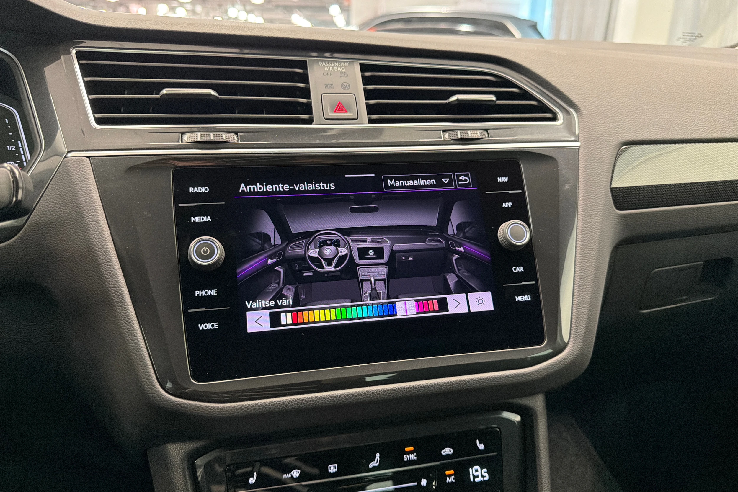 sininen Volkswagen Tiguan 2021 kuva 34.