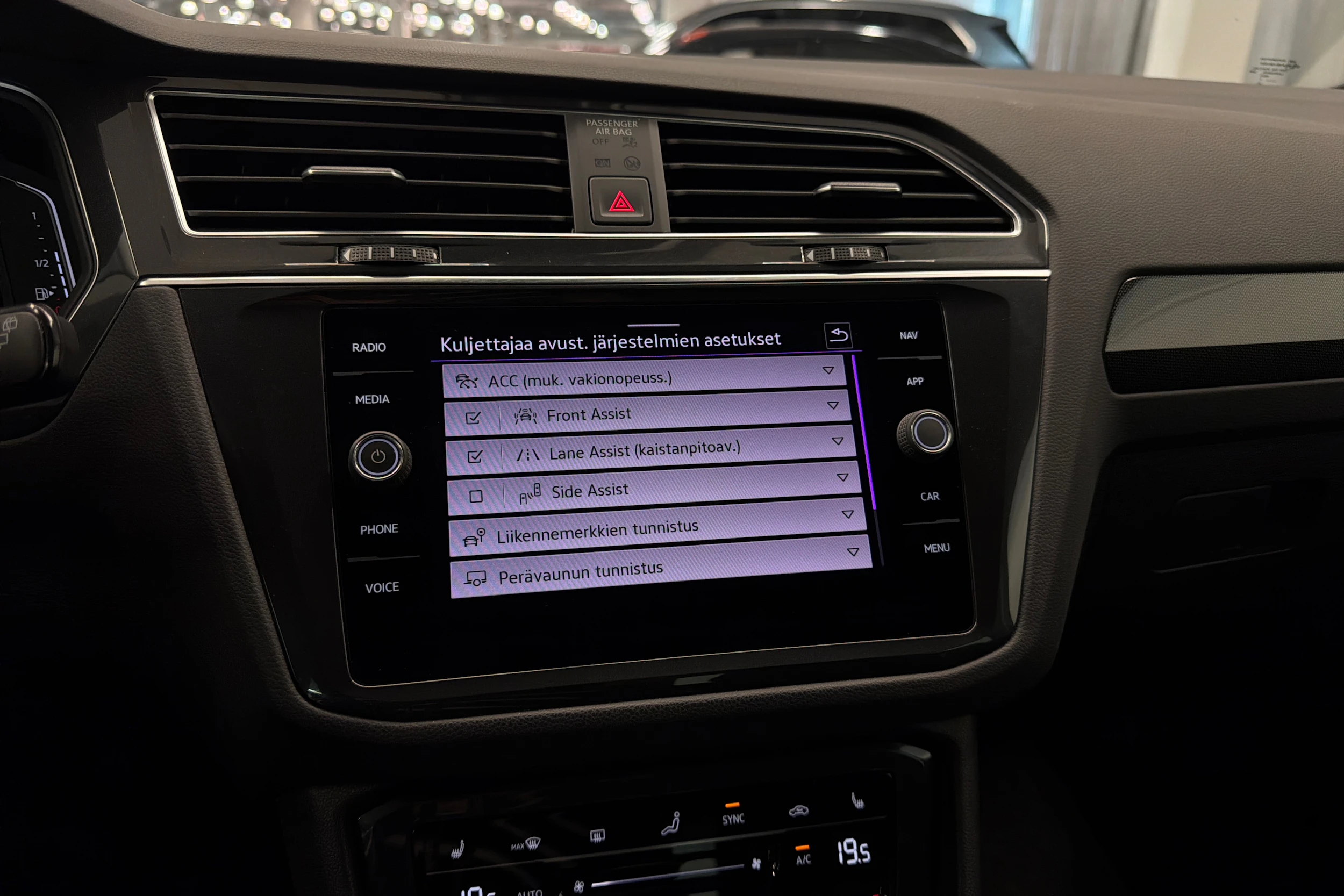 sininen Volkswagen Tiguan 2021 kuva 35.
