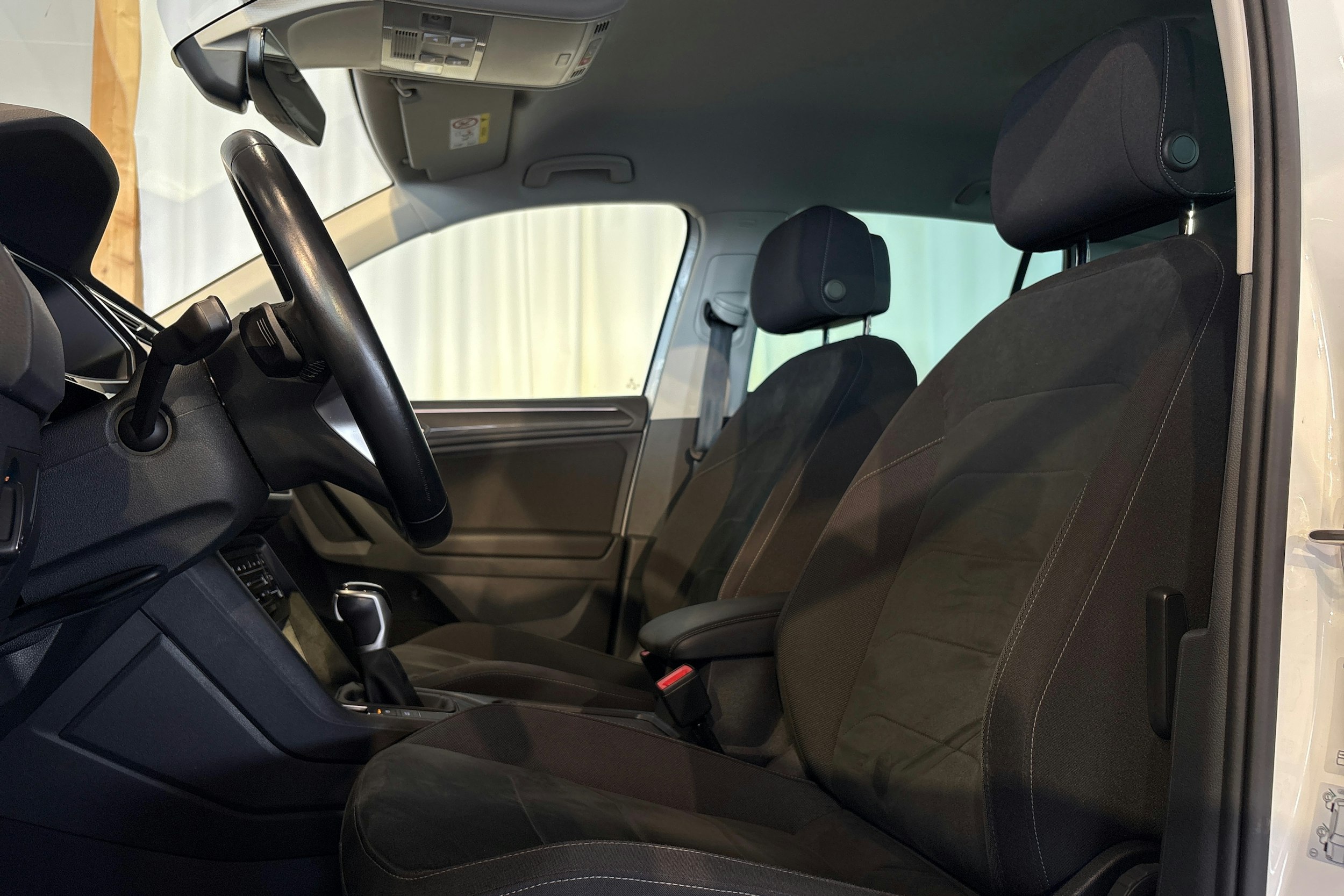 valkoinen Volkswagen Tiguan 2021 kuva 15.