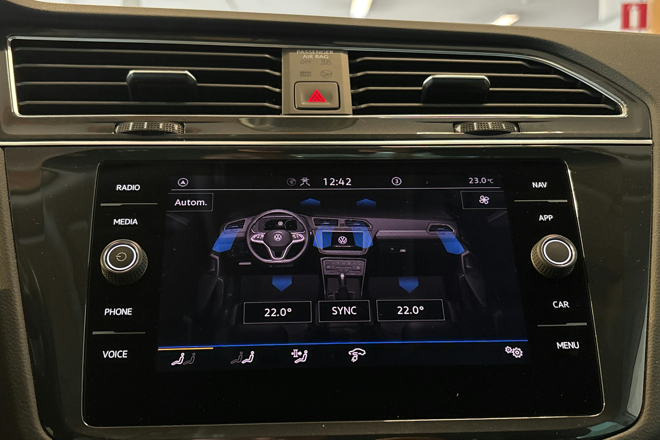 valkoinen Volkswagen Tiguan 2021 kuva 24.