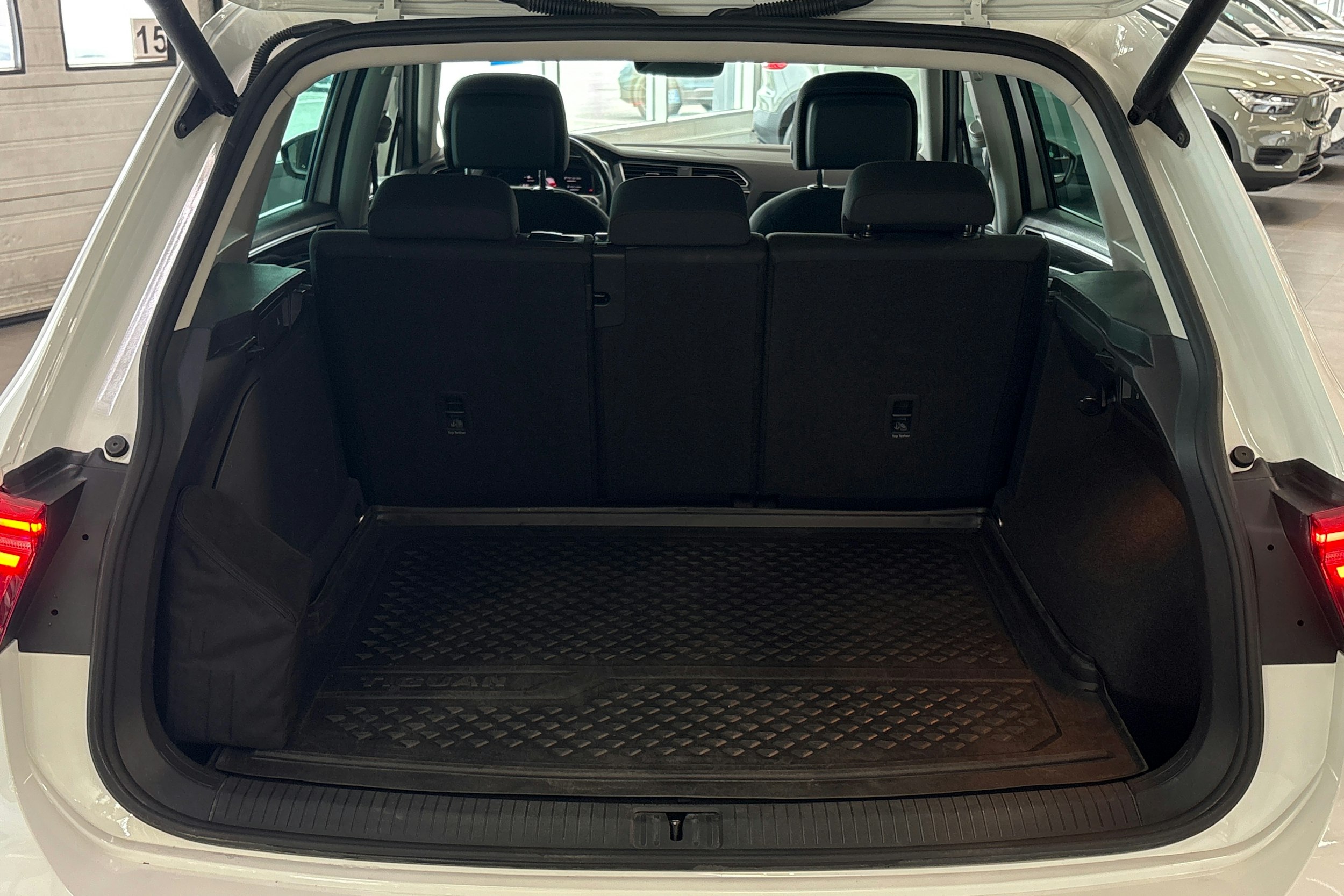 valkoinen Volkswagen Tiguan 2021 kuva 28.