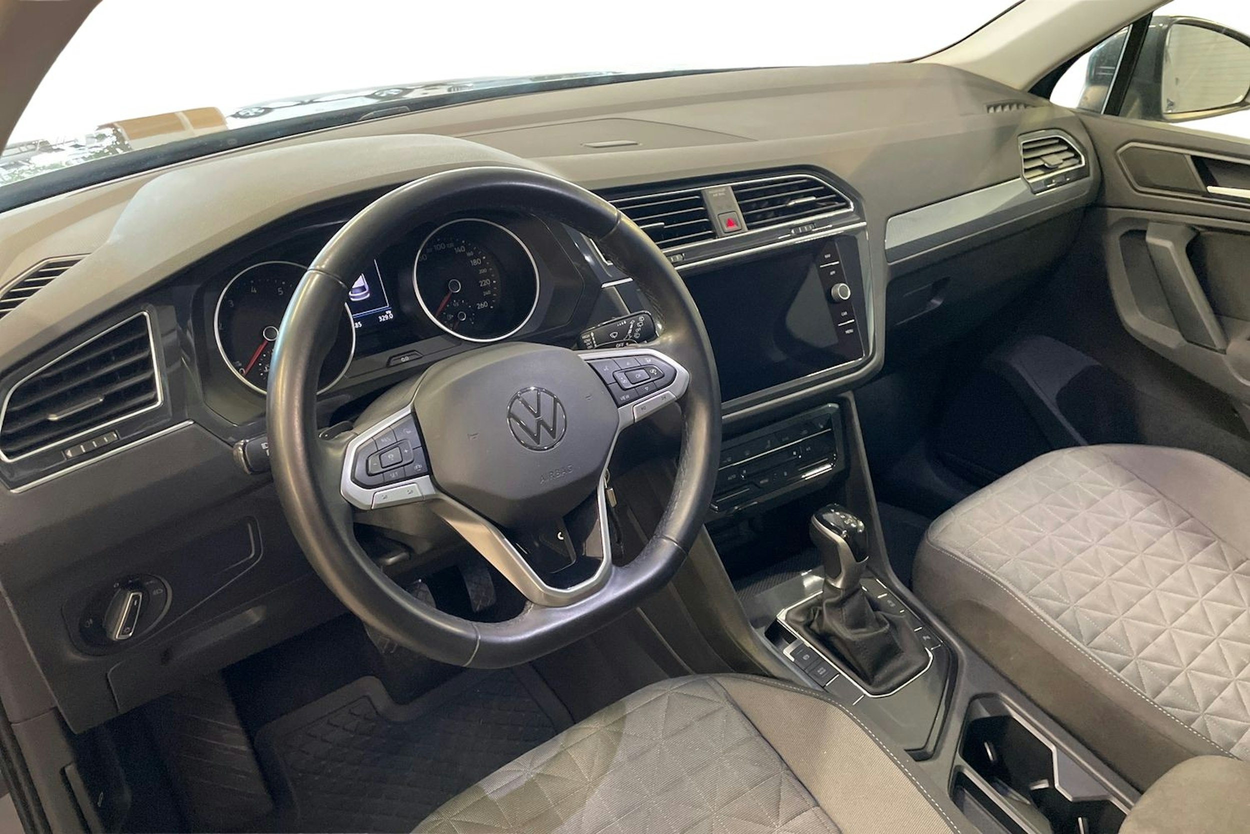 harmaa Volkswagen Tiguan 2021 kuva 7.