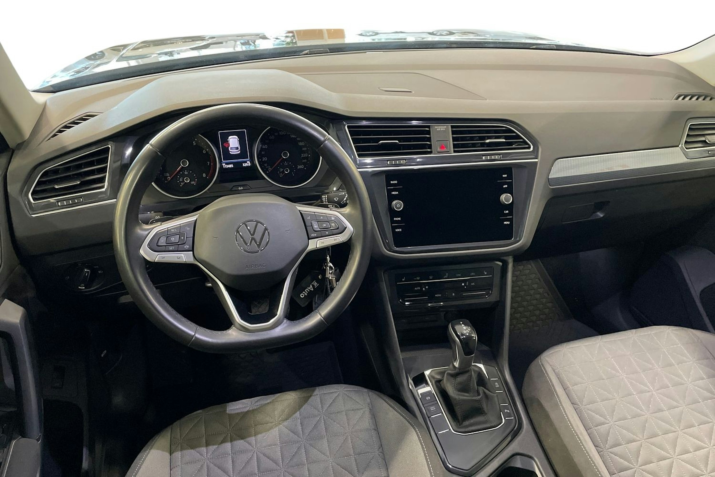 harmaa Volkswagen Tiguan 2021 kuva 9.