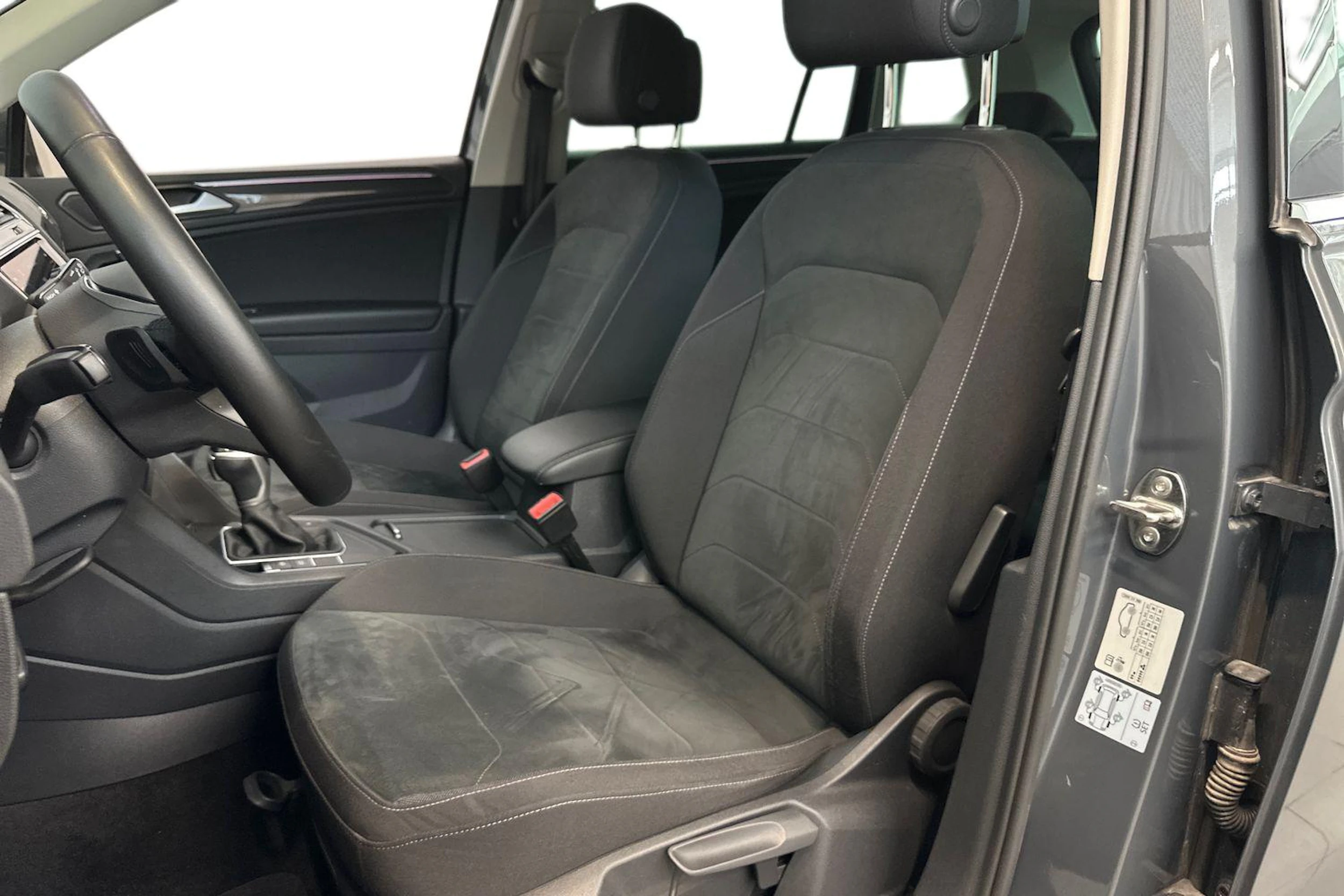 harmaa Volkswagen Tiguan 2021 kuva 7.