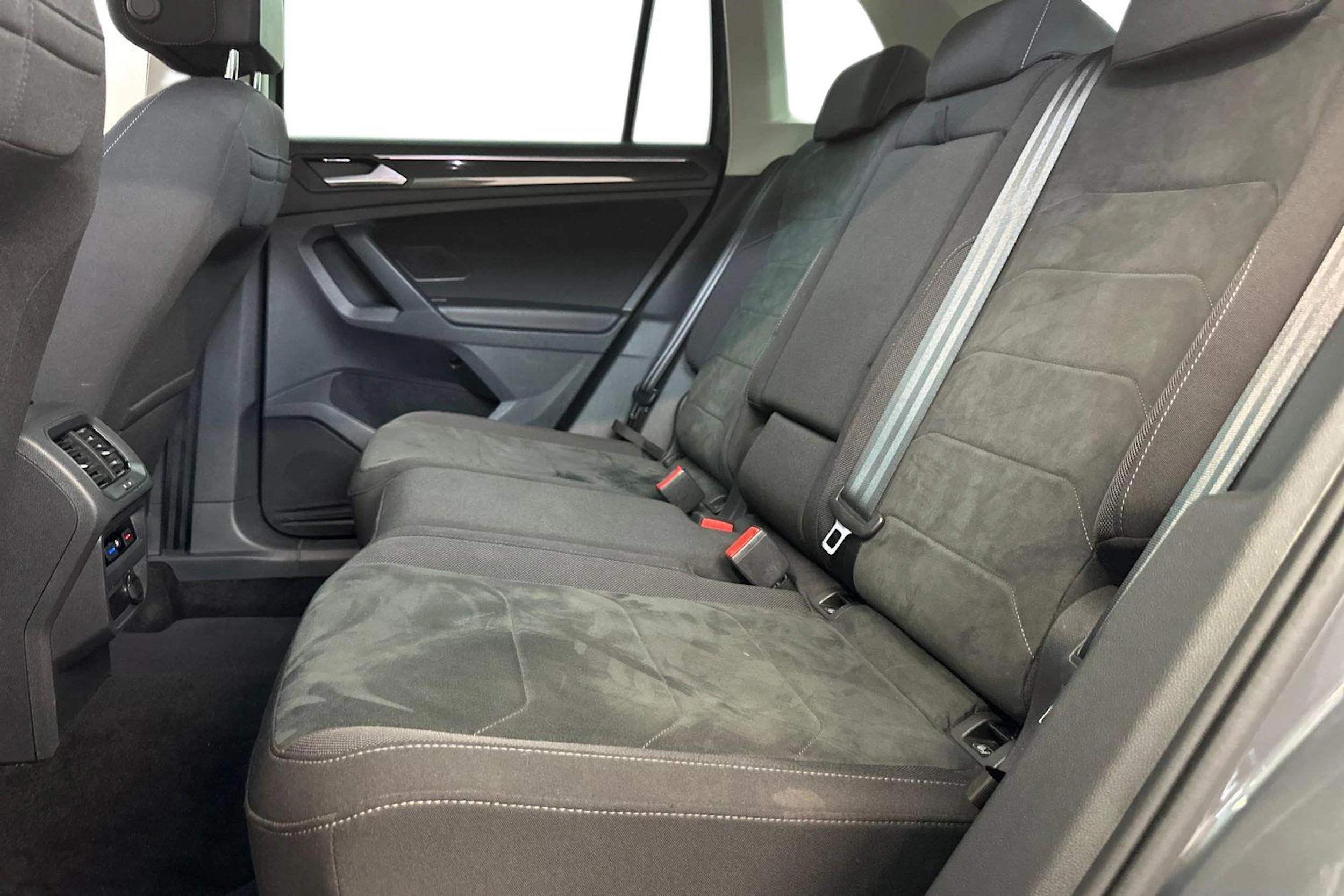 harmaa Volkswagen Tiguan 2021 kuva 8.