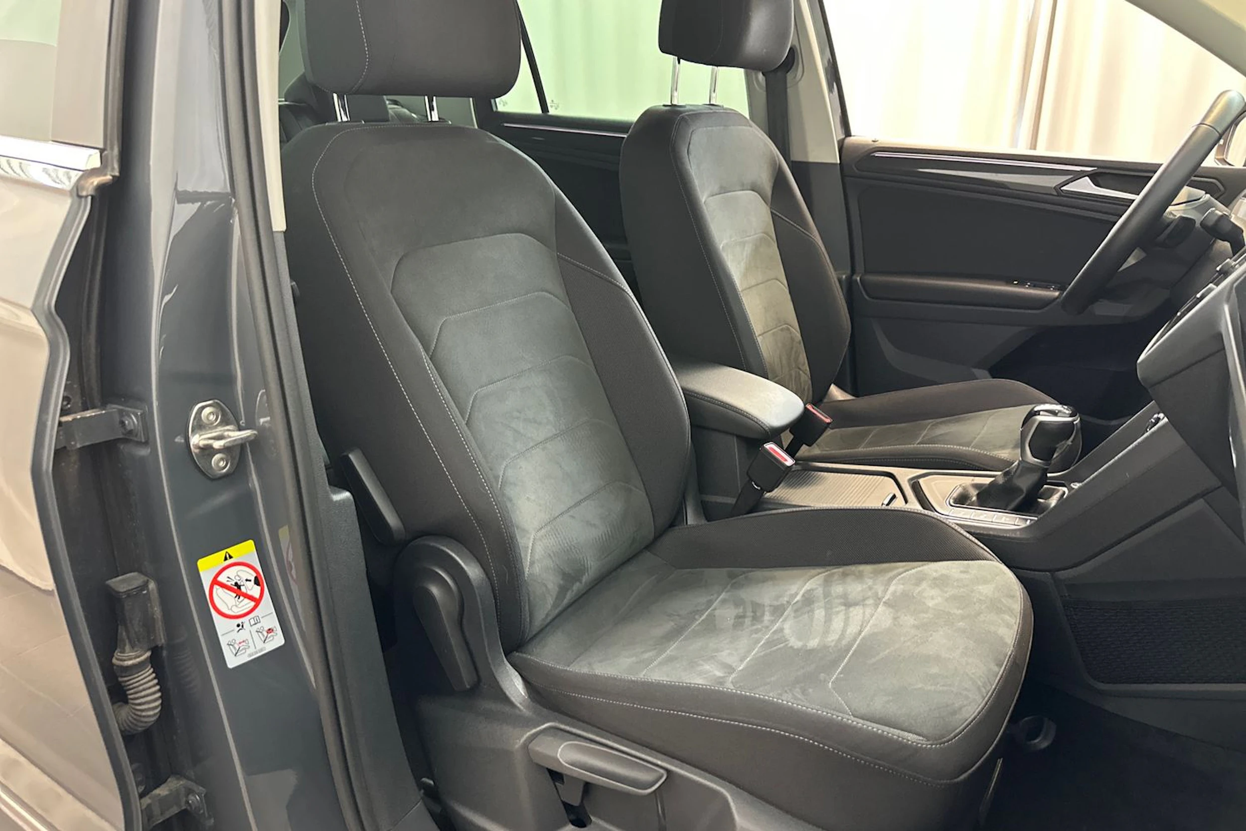 harmaa Volkswagen Tiguan 2021 kuva 11.