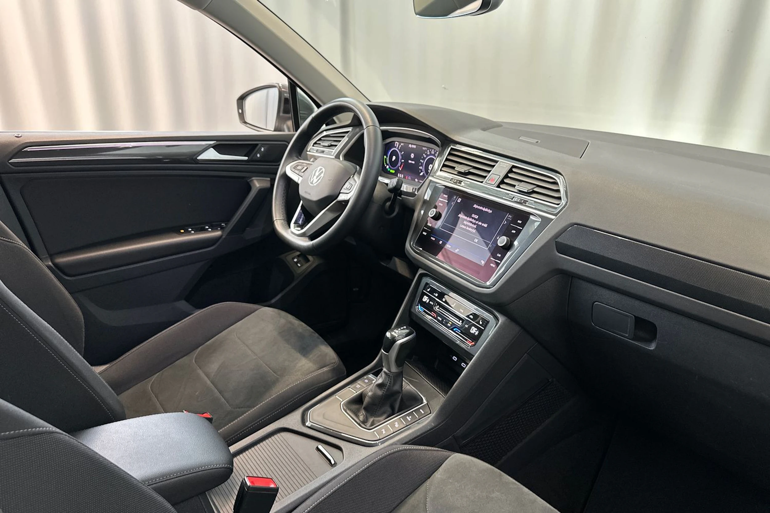 harmaa Volkswagen Tiguan 2021 kuva 12.