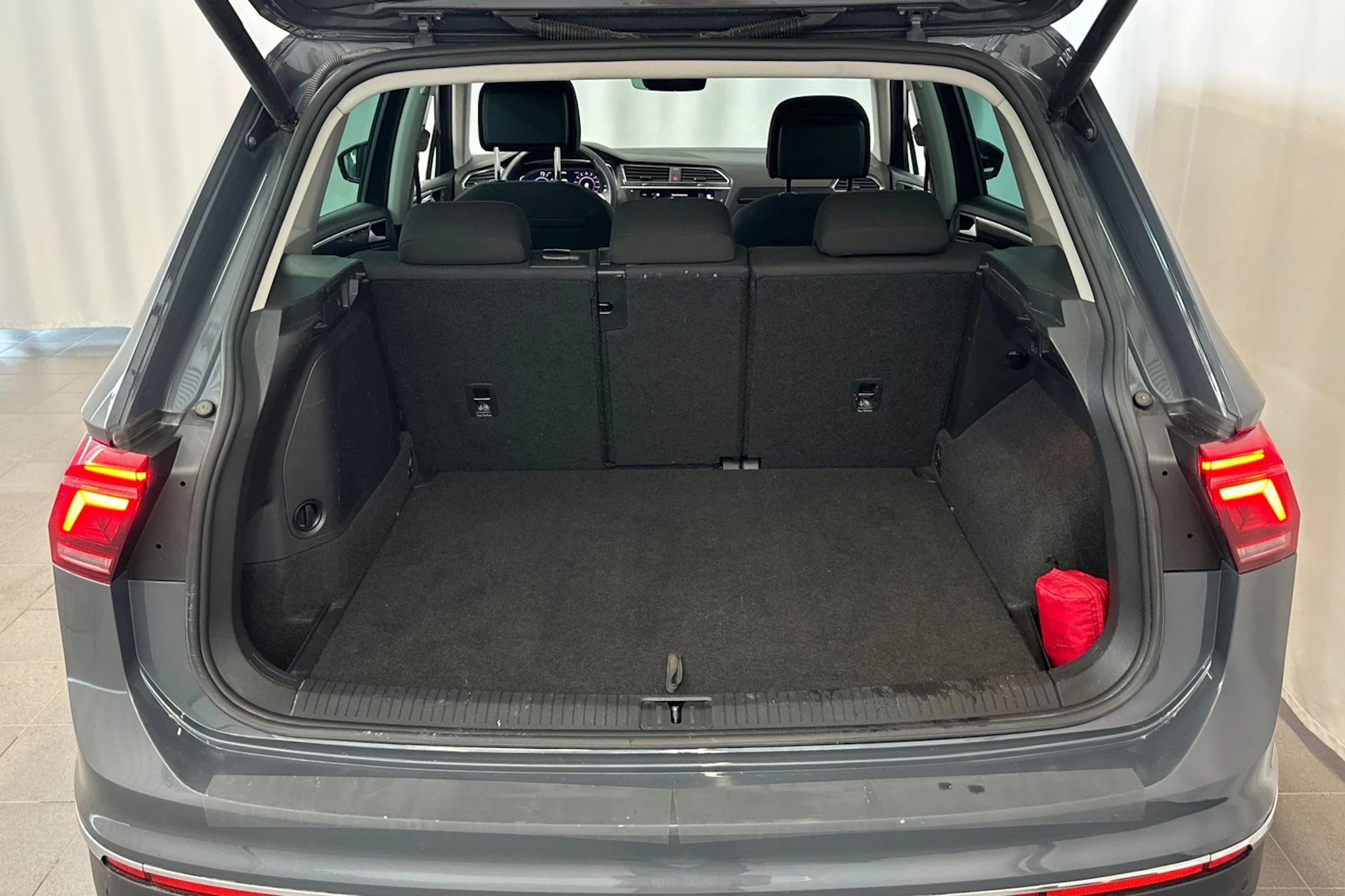 harmaa Volkswagen Tiguan 2021 kuva 13.