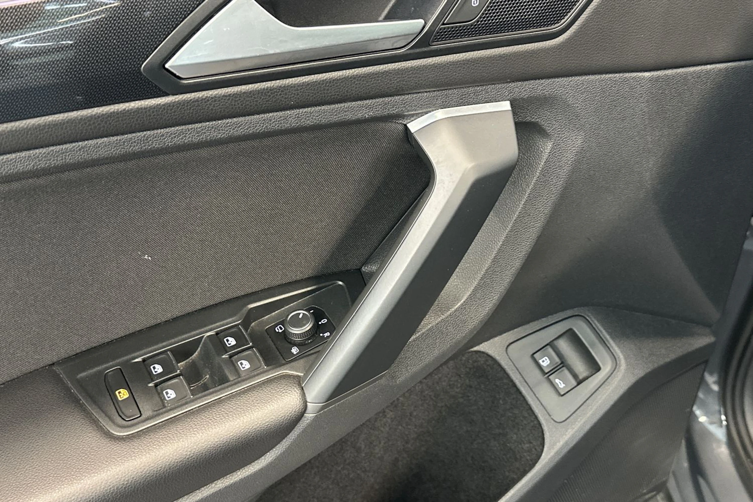 harmaa Volkswagen Tiguan 2021 kuva 16.