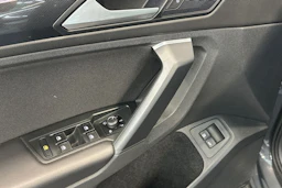 harmaa Volkswagen Tiguan 2021 kuva 16.