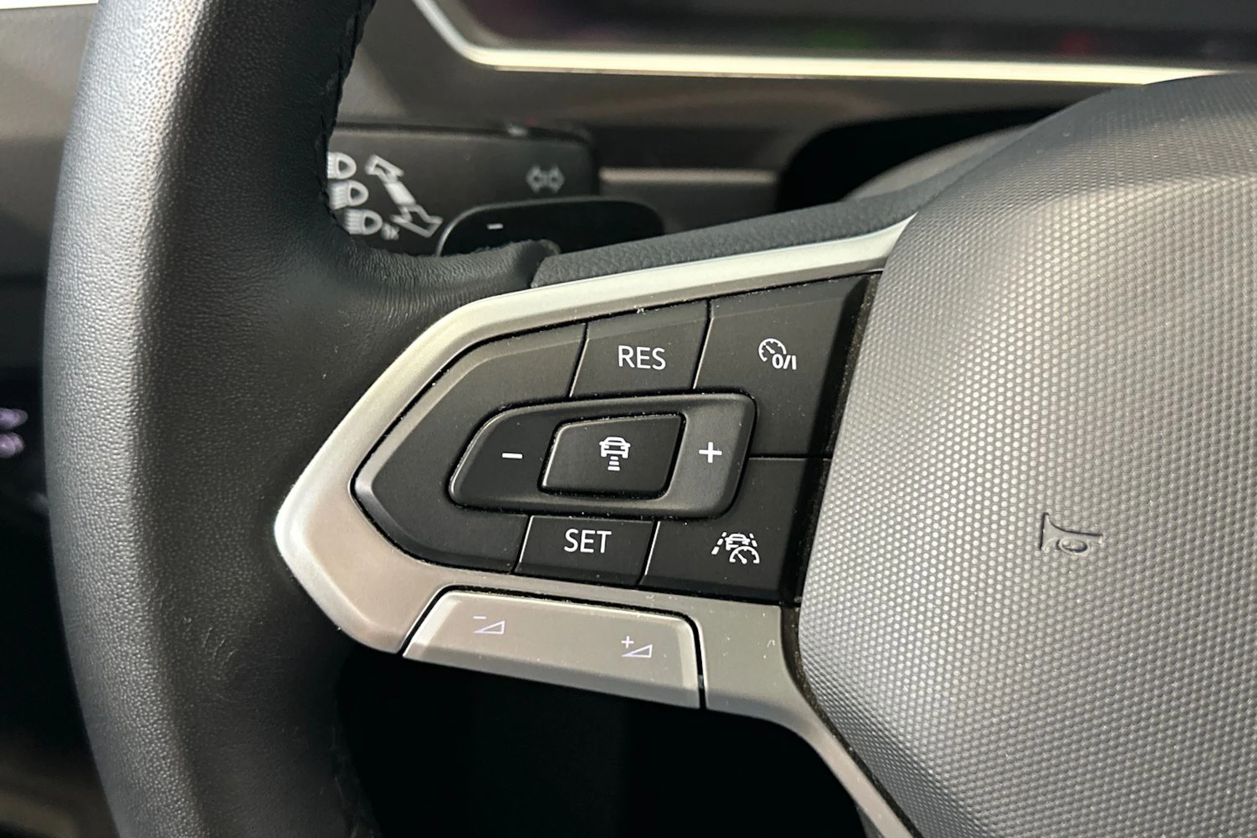 harmaa Volkswagen Tiguan 2021 kuva 18.