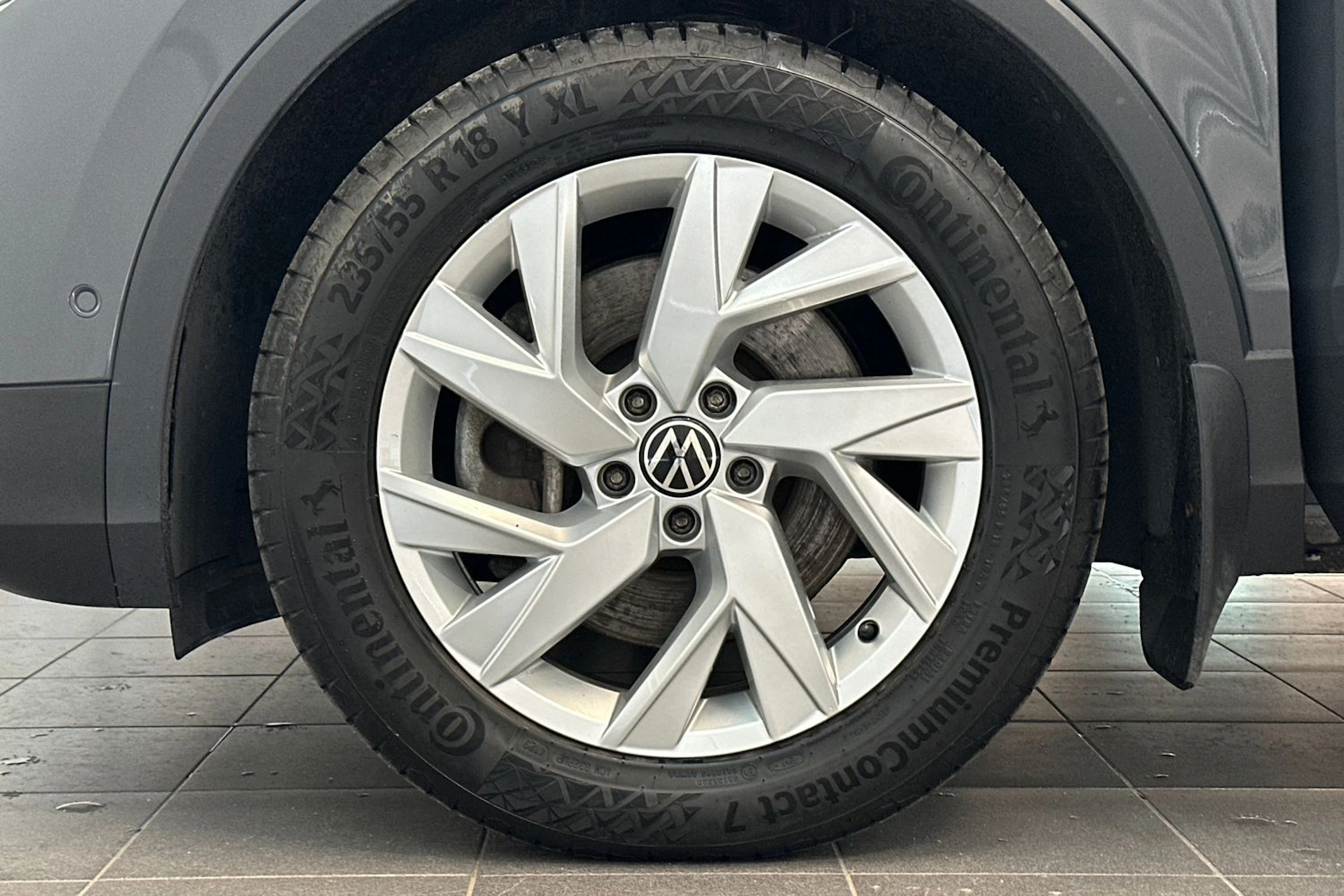 harmaa Volkswagen Tiguan 2021 kuva 27.
