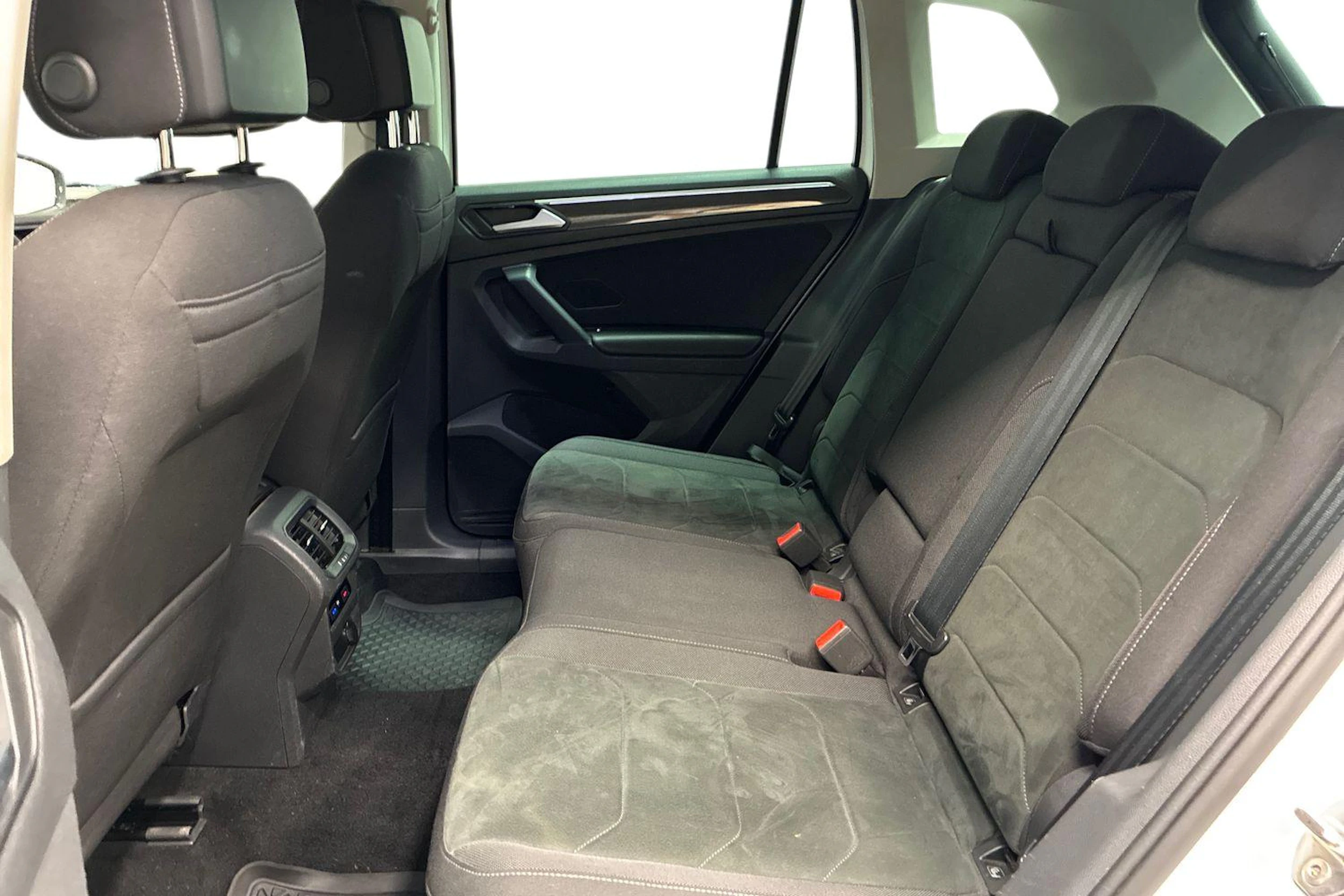 valkoinen Volkswagen Tiguan 2021 kuva 8.