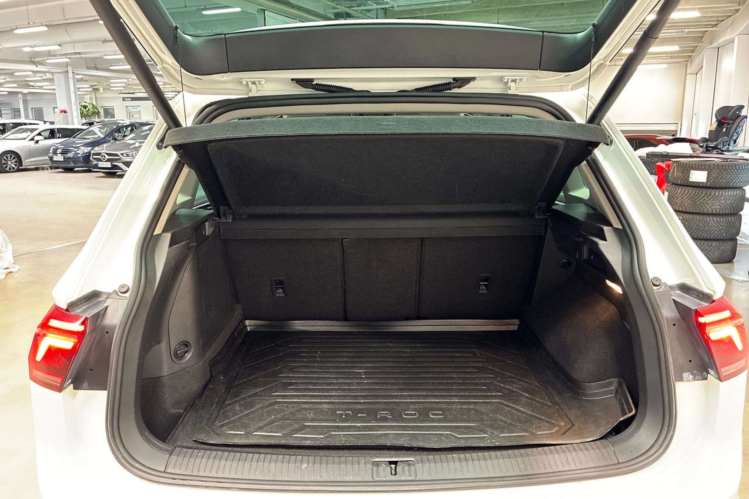 valkoinen Volkswagen Tiguan 2021 kuva 25.