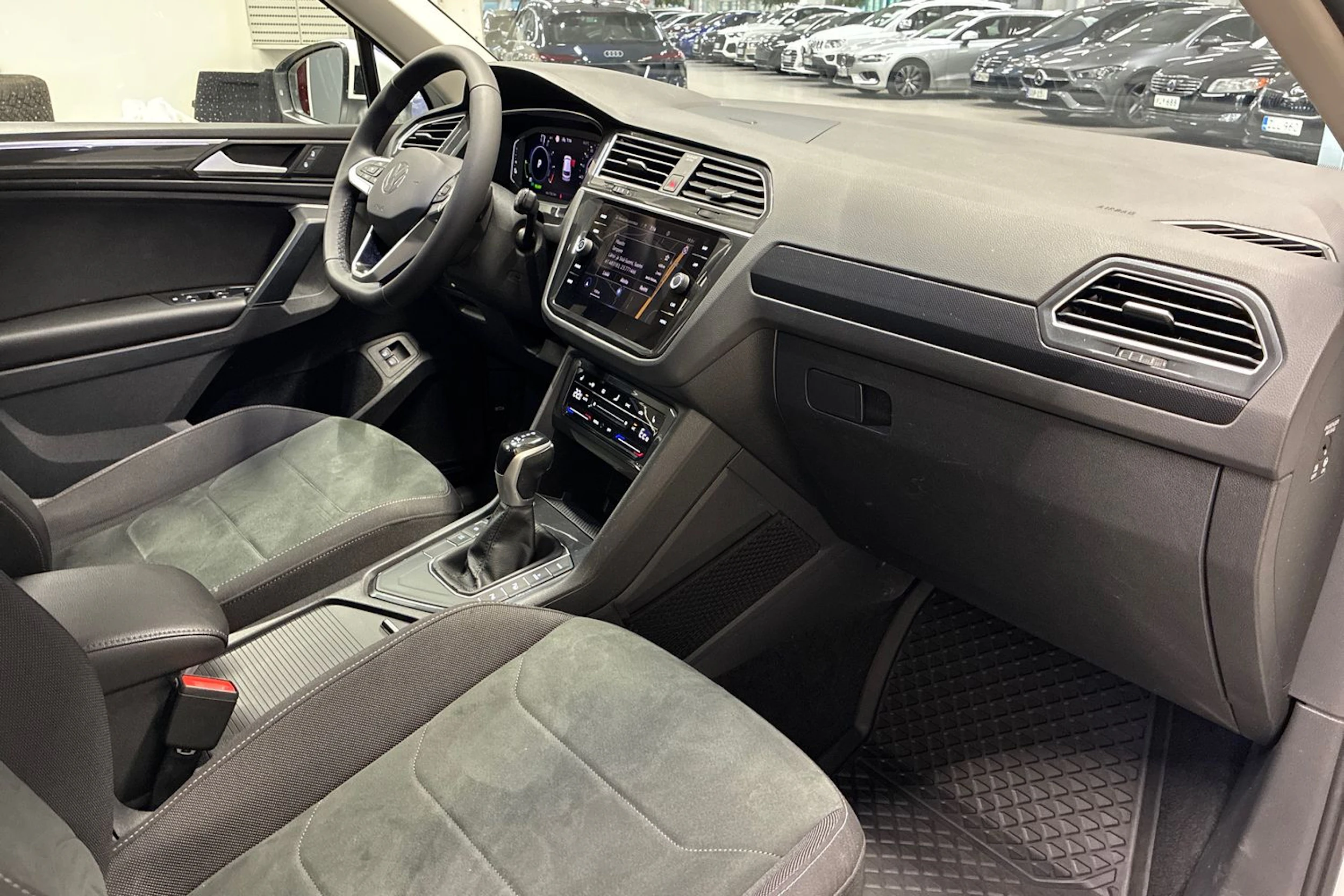 valkoinen Volkswagen Tiguan 2021 kuva 29.