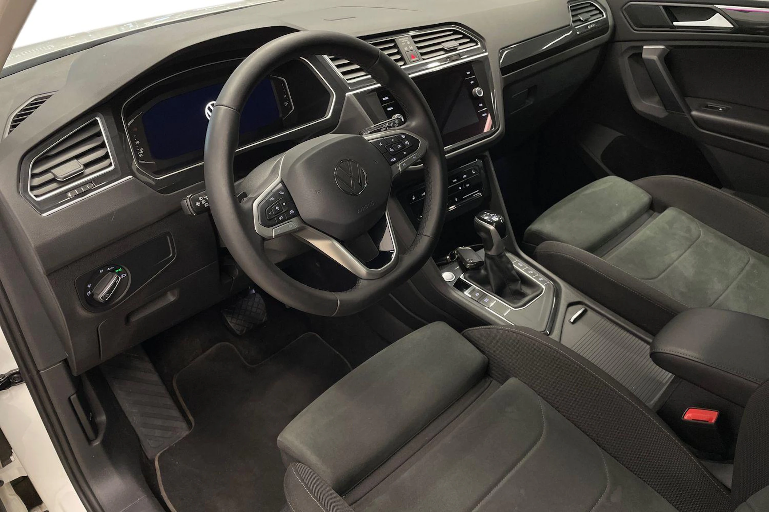 Valkoinen Volkswagen Tiguan 2021 kuva 6.