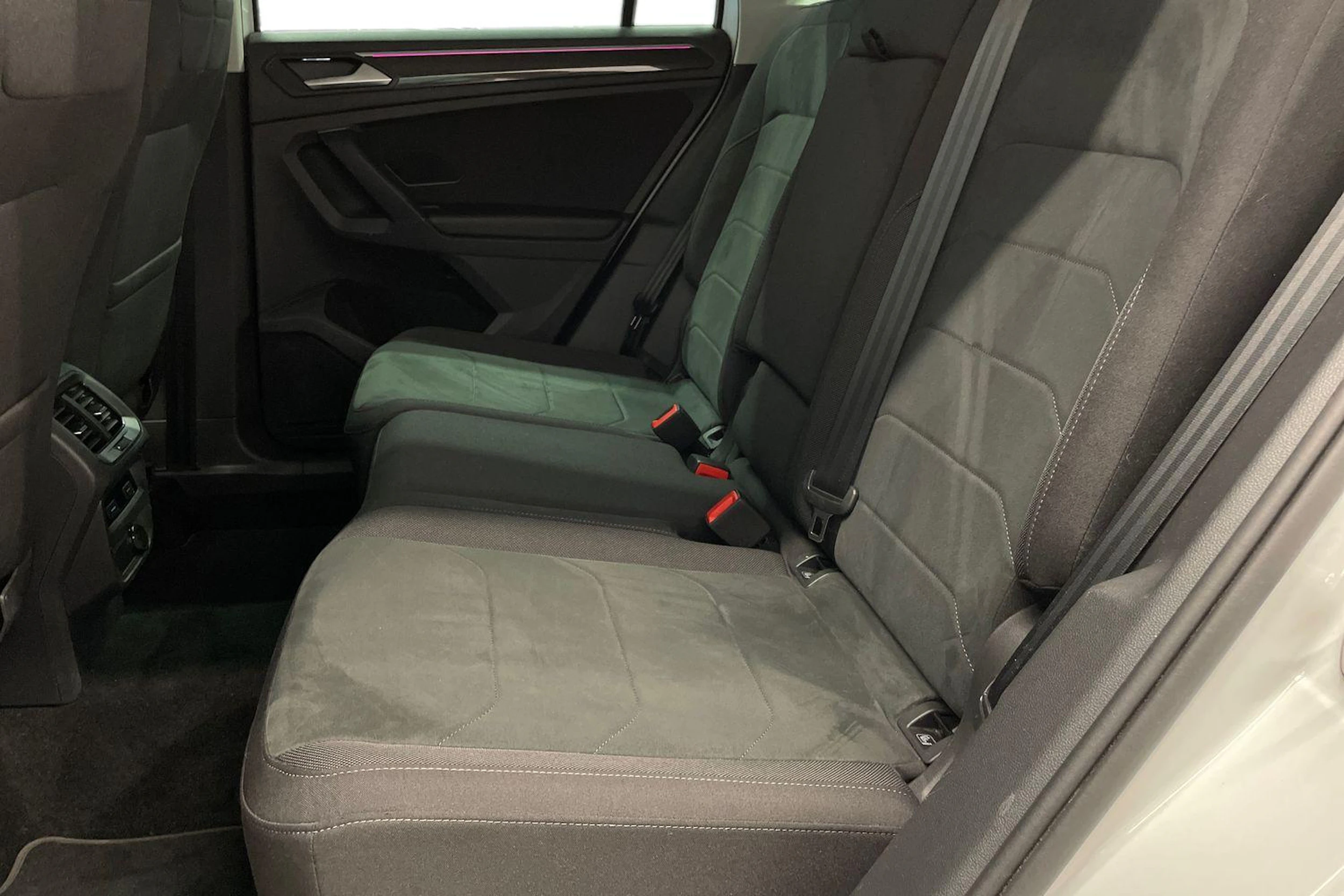 Valkoinen Volkswagen Tiguan 2021 kuva 8.