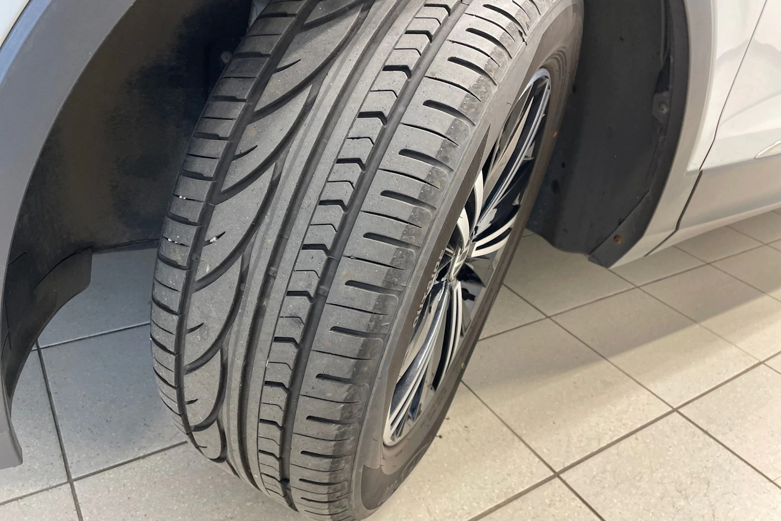 Valkoinen Volkswagen Tiguan 2021 kuva 10.