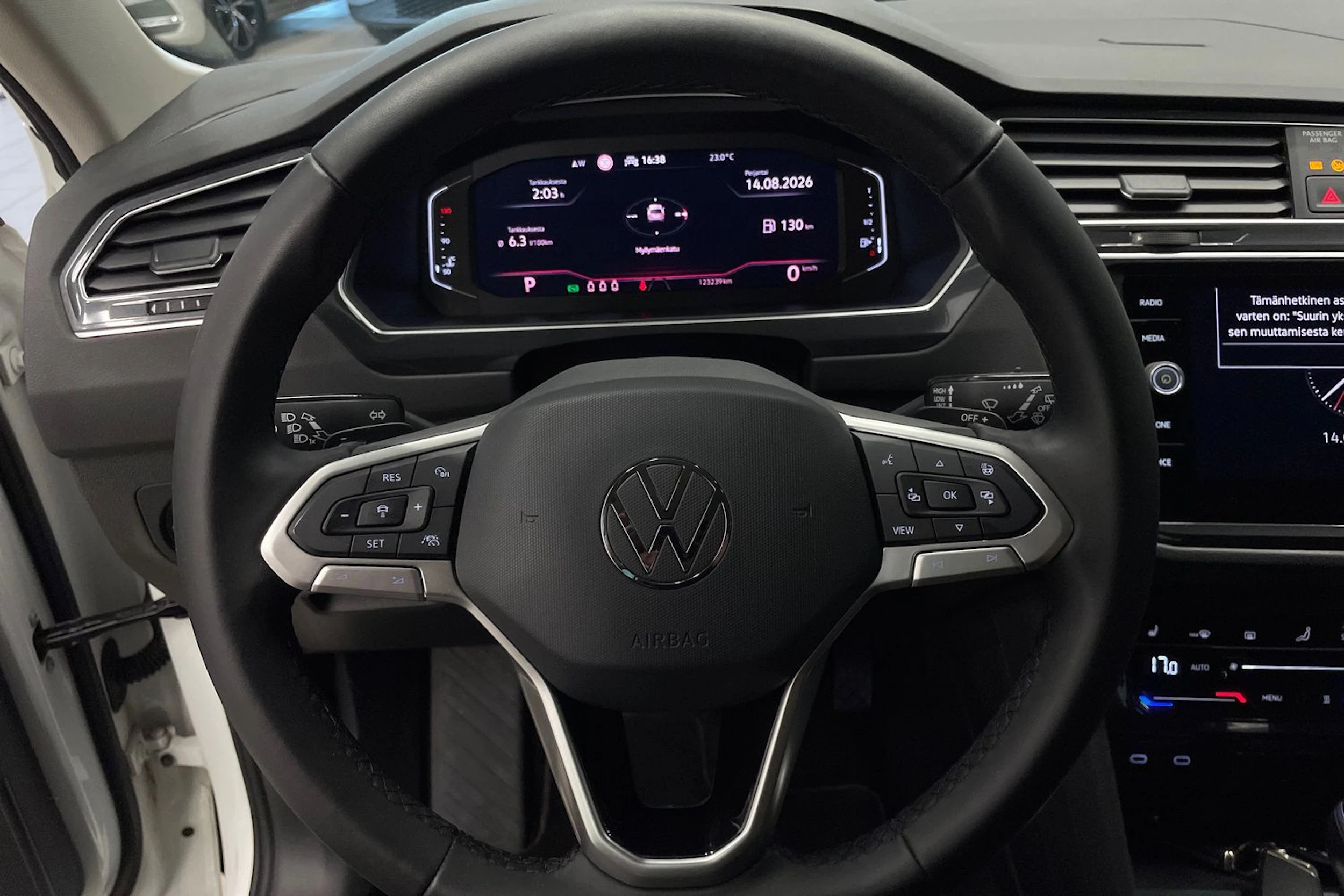Valkoinen Volkswagen Tiguan 2021 kuva 13.