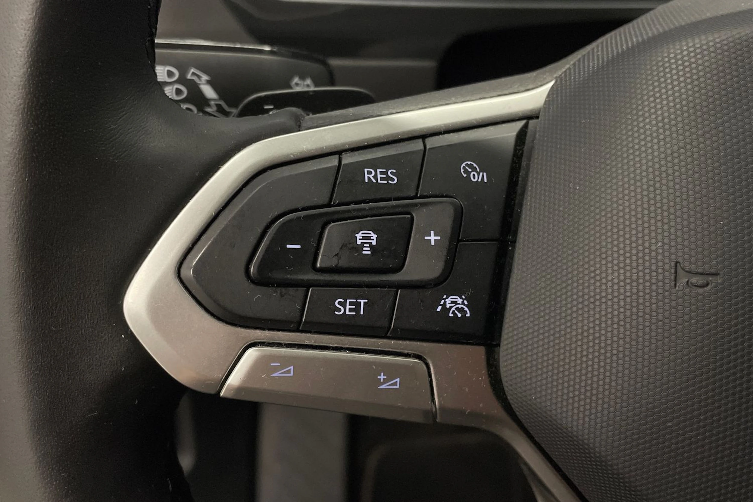 Valkoinen Volkswagen Tiguan 2021 kuva 14.