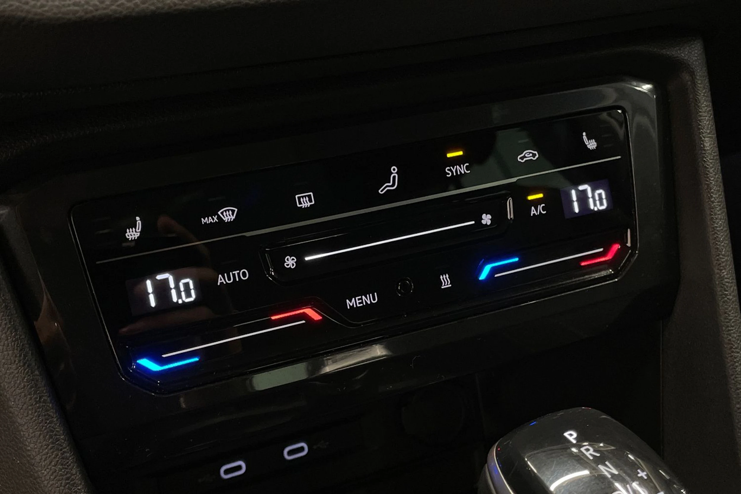 Valkoinen Volkswagen Tiguan 2021 kuva 18.