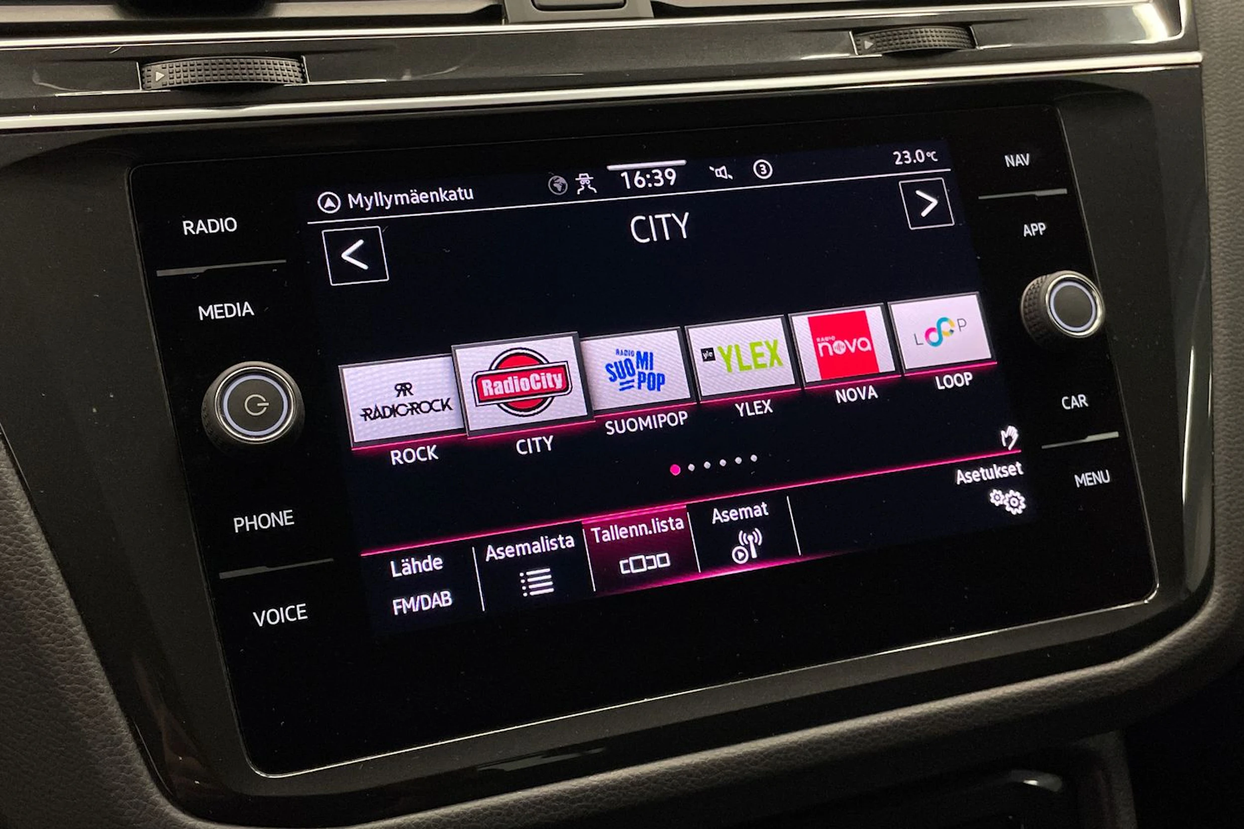 Valkoinen Volkswagen Tiguan 2021 kuva 19.