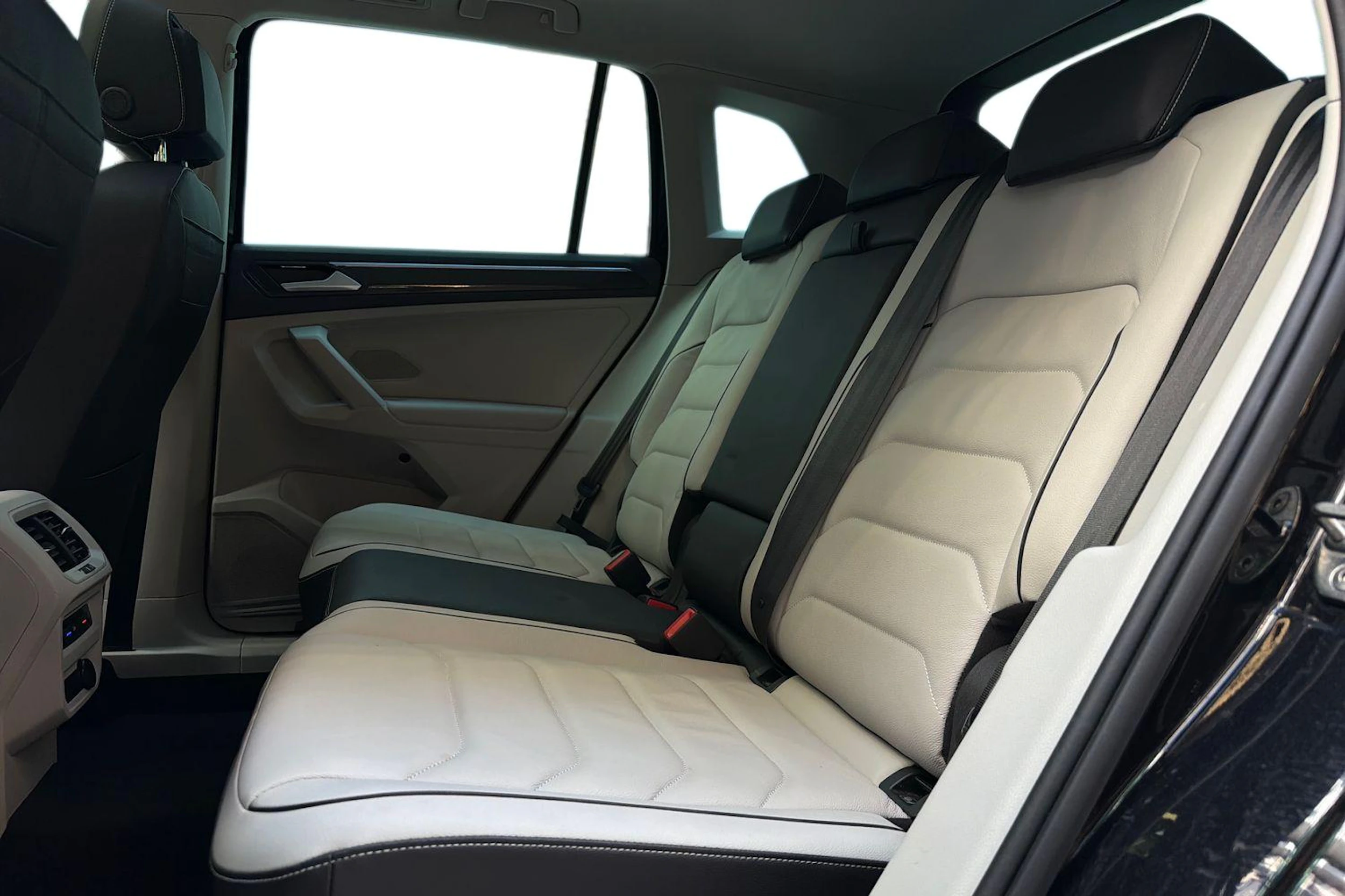 musta Volkswagen Tiguan 2021 kuva 8.