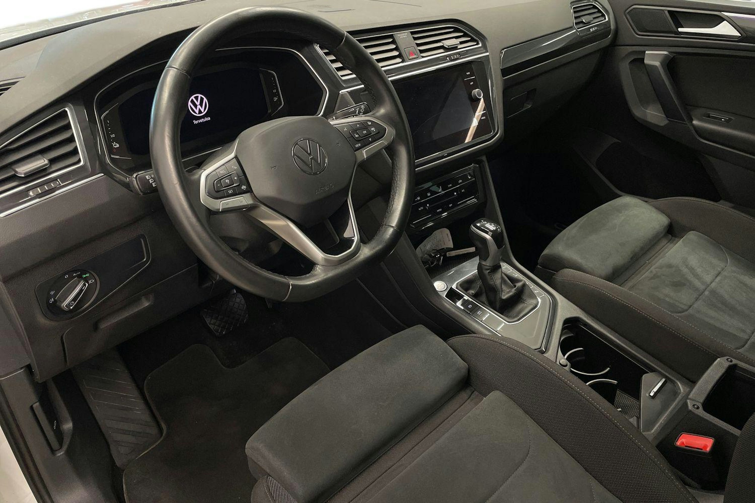 Valkoinen Volkswagen Tiguan 2021 kuva 7.