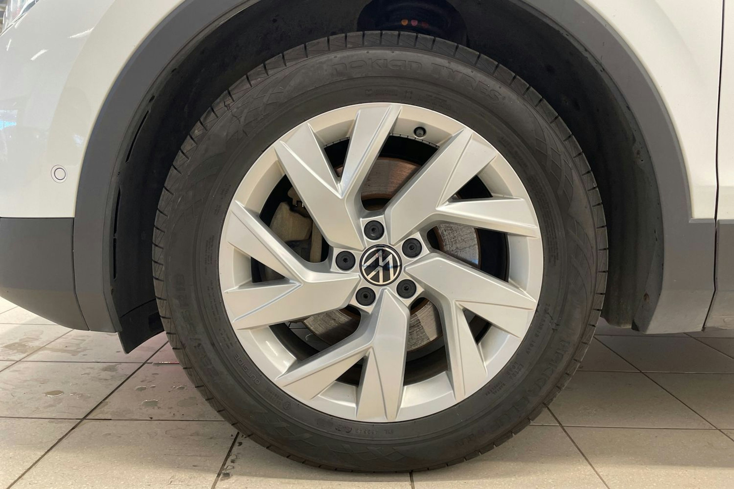 Valkoinen Volkswagen Tiguan 2021 kuva 11.